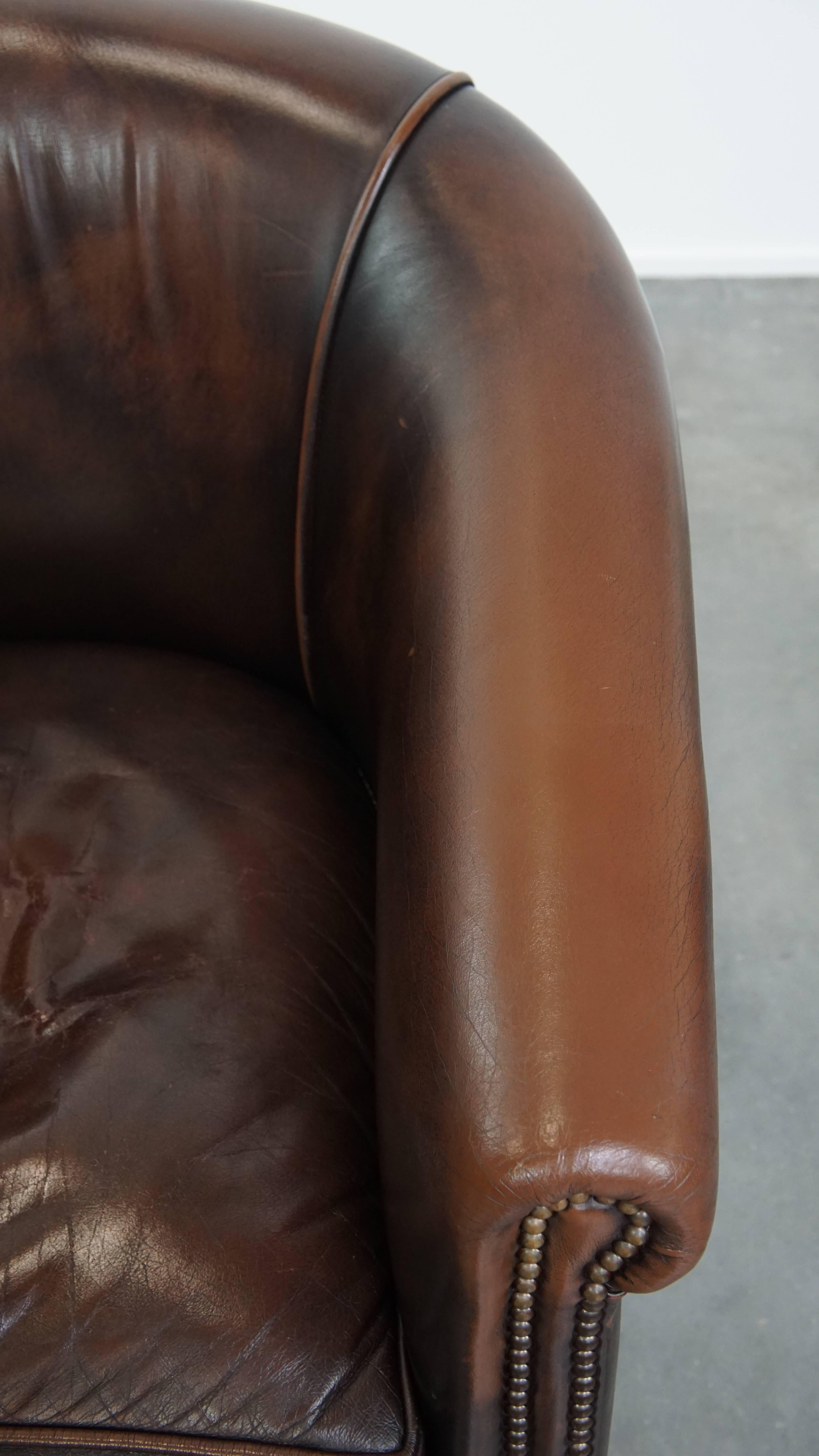 Fauteuil club en cuir de vachette de couleur foncée en vente 1