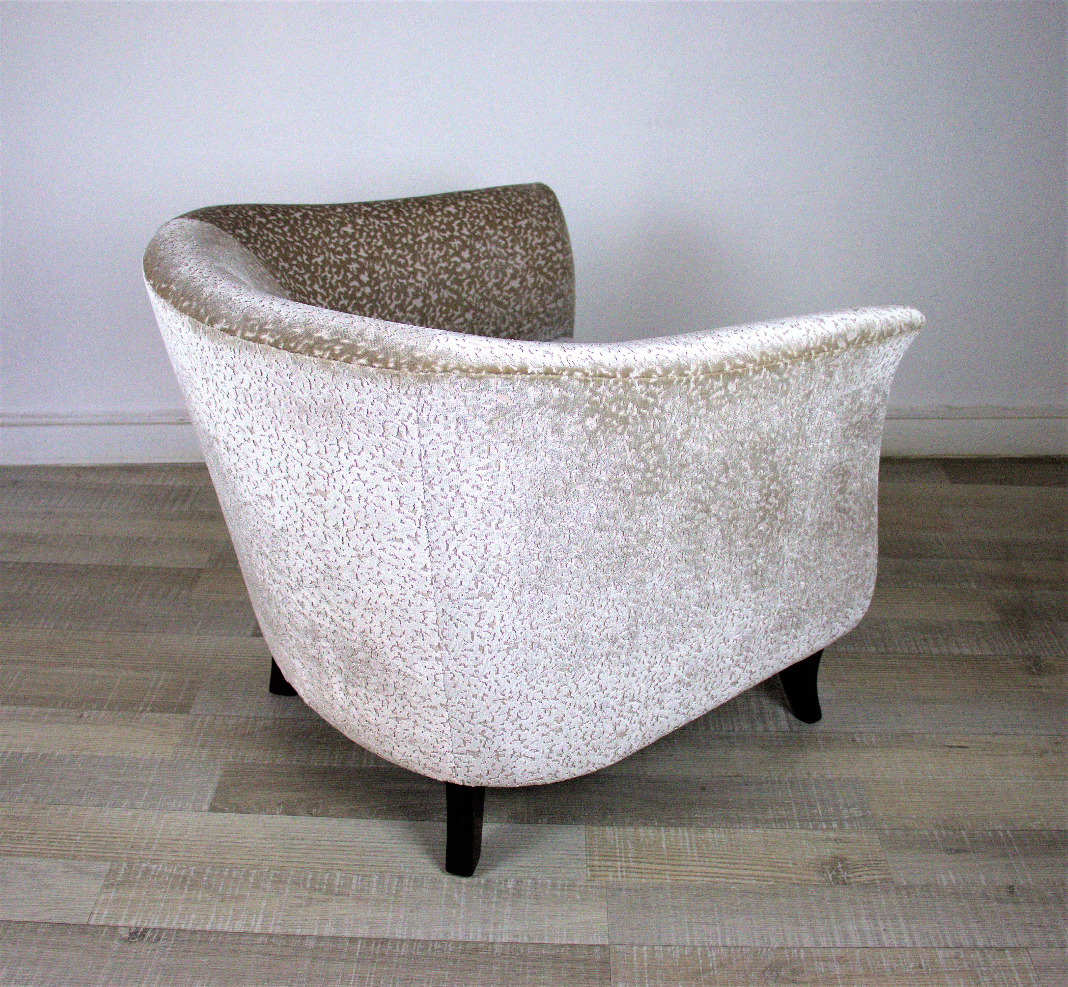 Club Chair in Beige Velvet In Excellent Condition For Sale In Budapest, HU