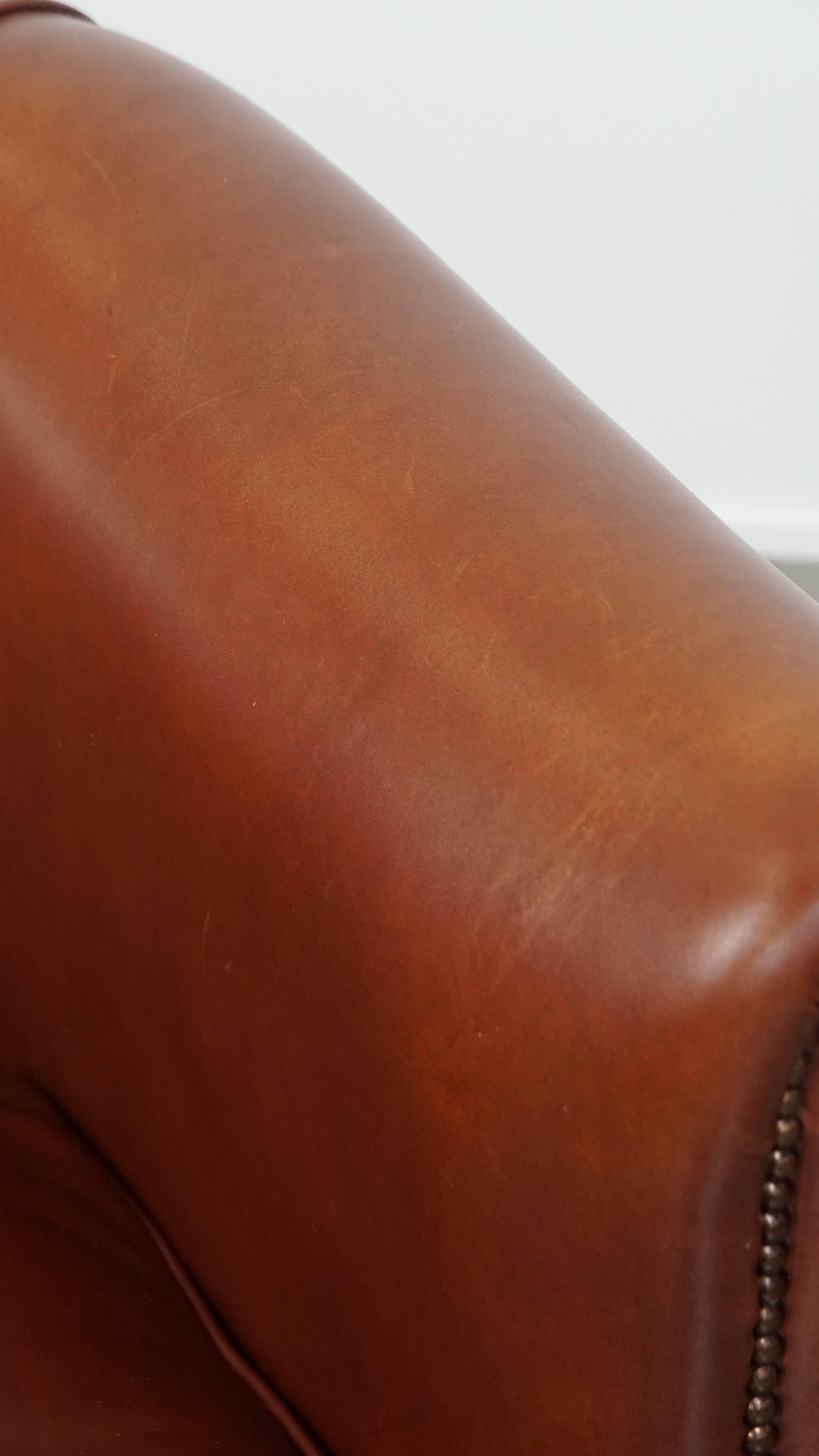 Fauteuil club en cuir de vache en vente 6