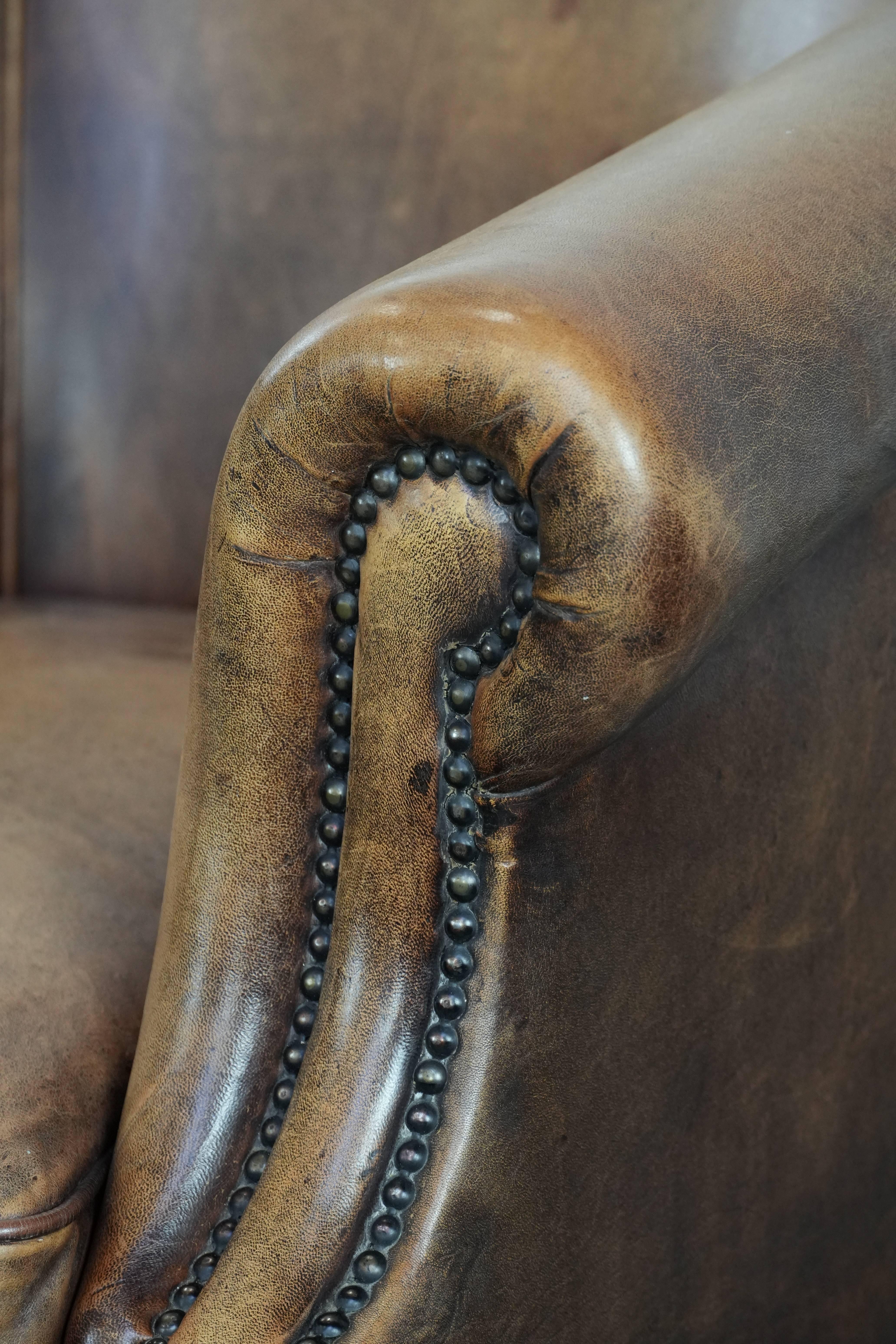 Sedia club in pelle di pecora rifinita con chiodi decorativi in vendita 3
