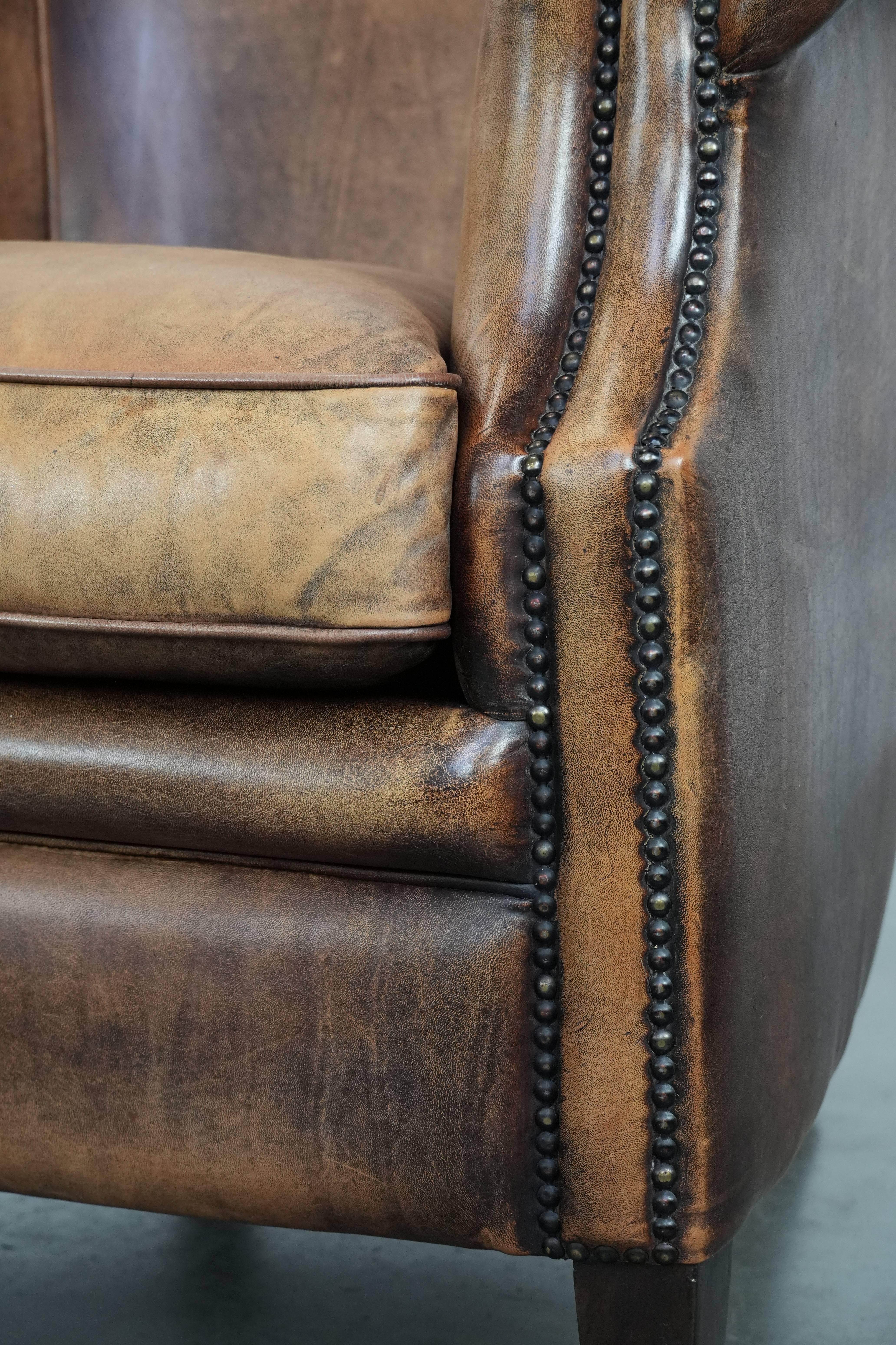 Sedia club in pelle di pecora rifinita con chiodi decorativi in vendita 4