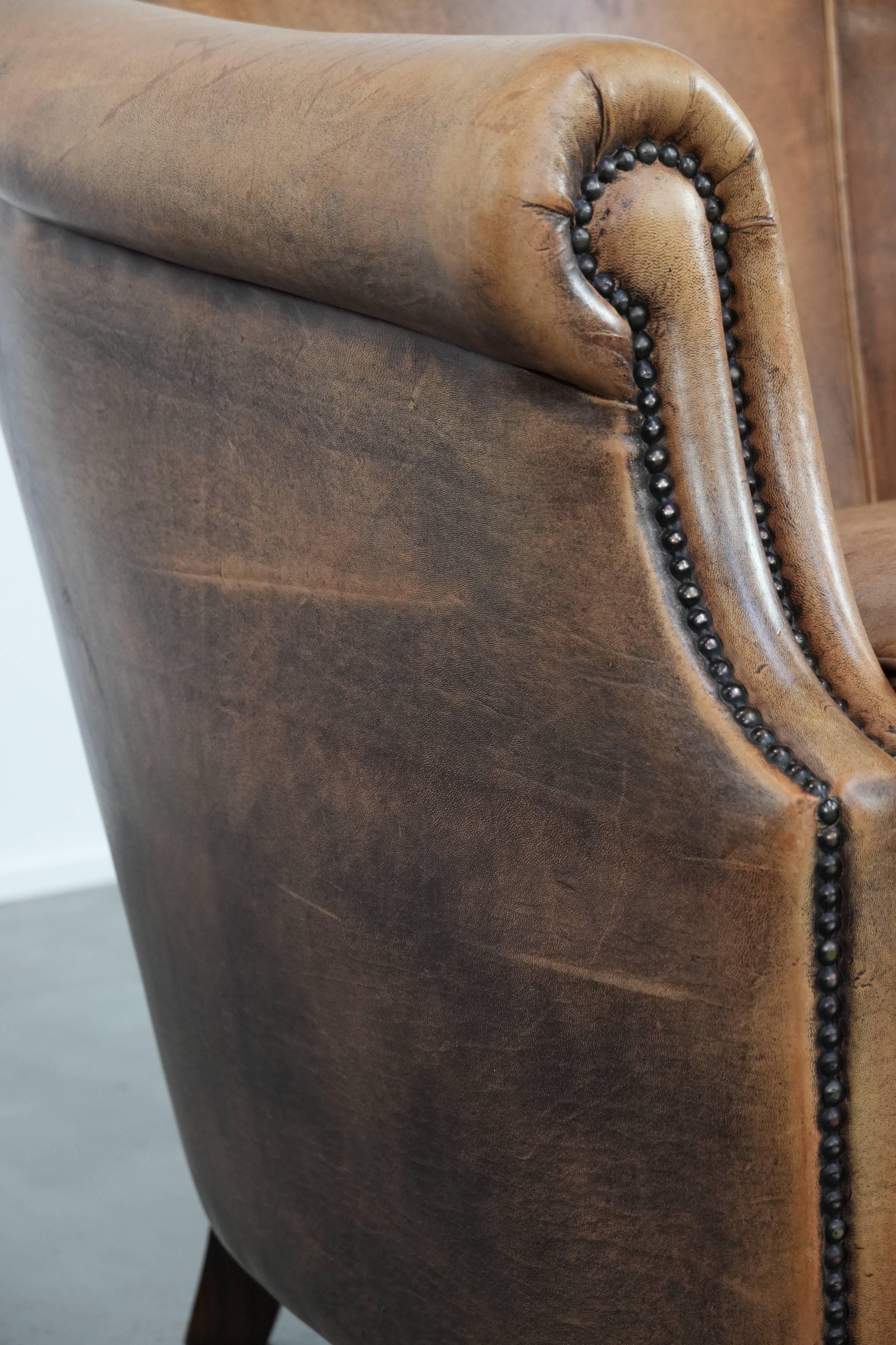 Sedia club in pelle di pecora rifinita con chiodi decorativi in vendita 5