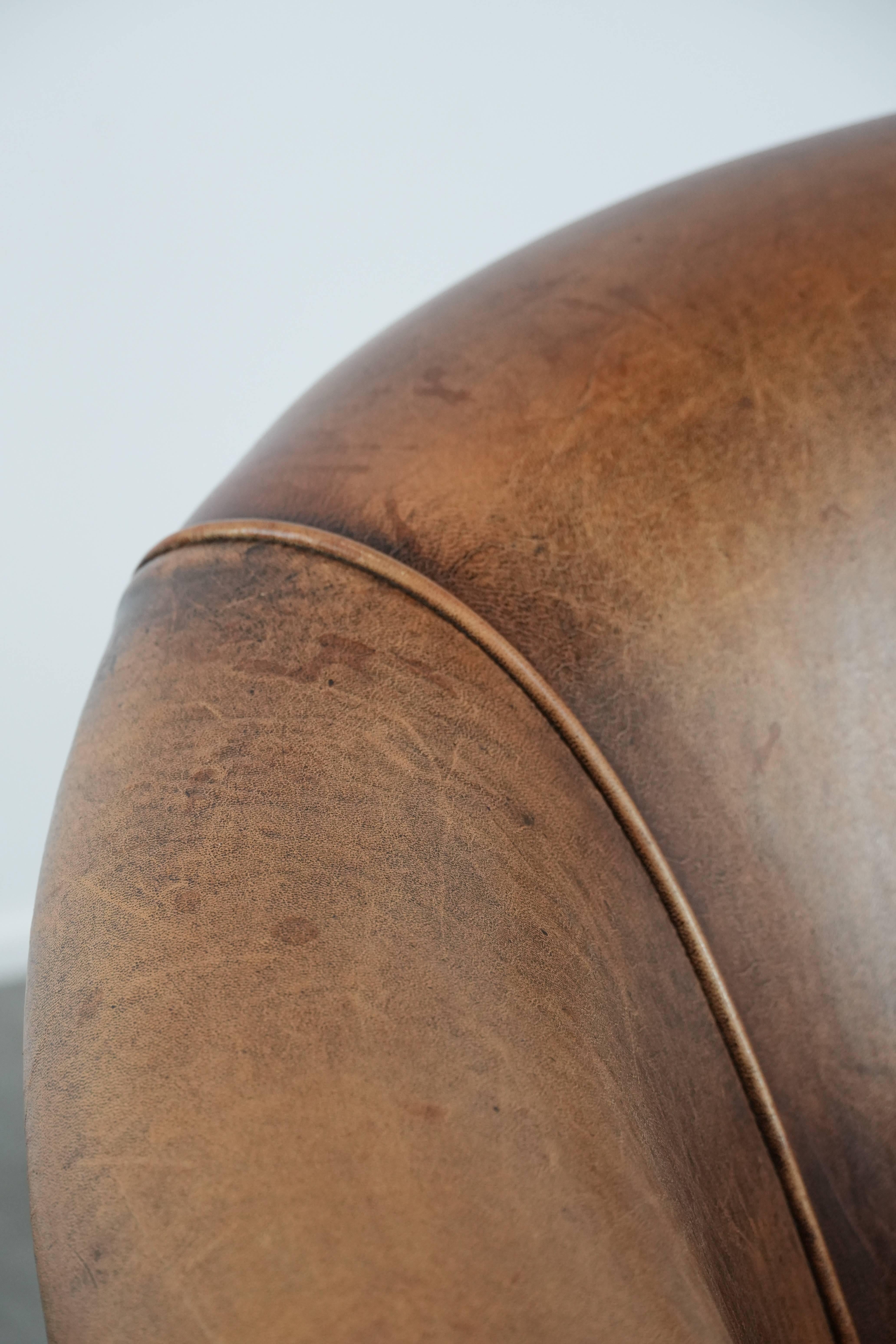 Sedia club in pelle di pecora rifinita con chiodi decorativi in vendita 7