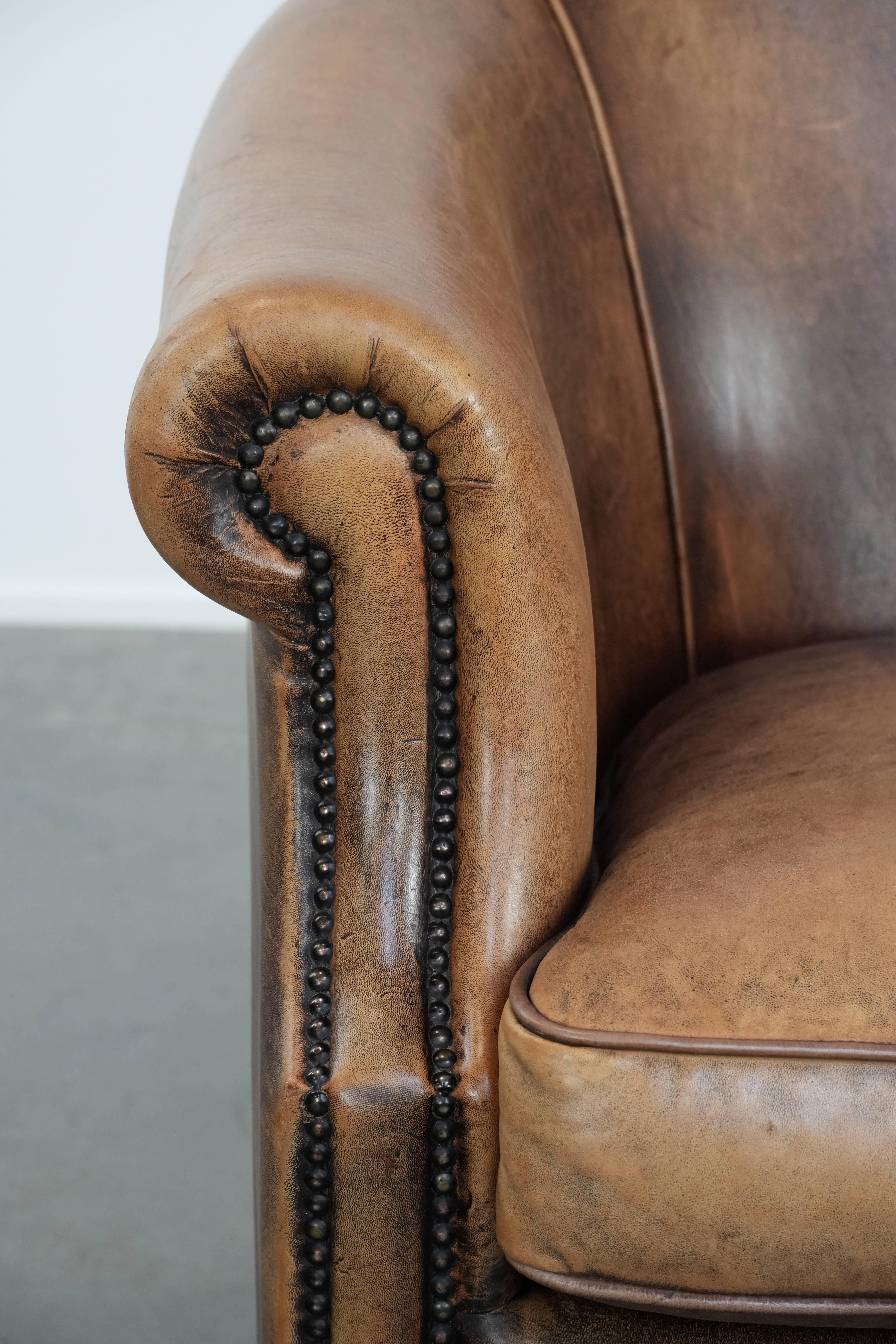 Sedia club in pelle di pecora rifinita con chiodi decorativi in vendita 8