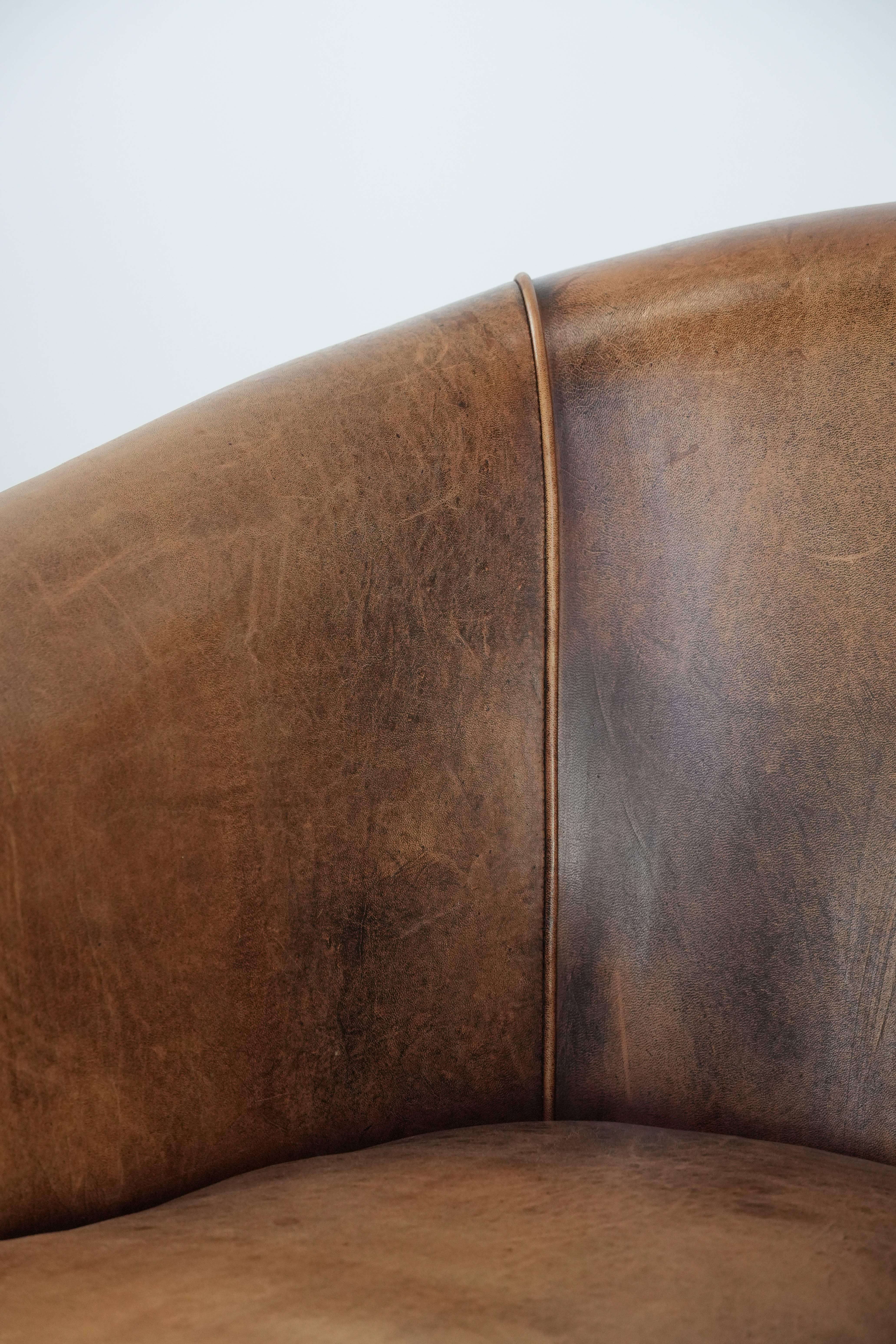 Sedia club in pelle di pecora rifinita con chiodi decorativi in vendita 9