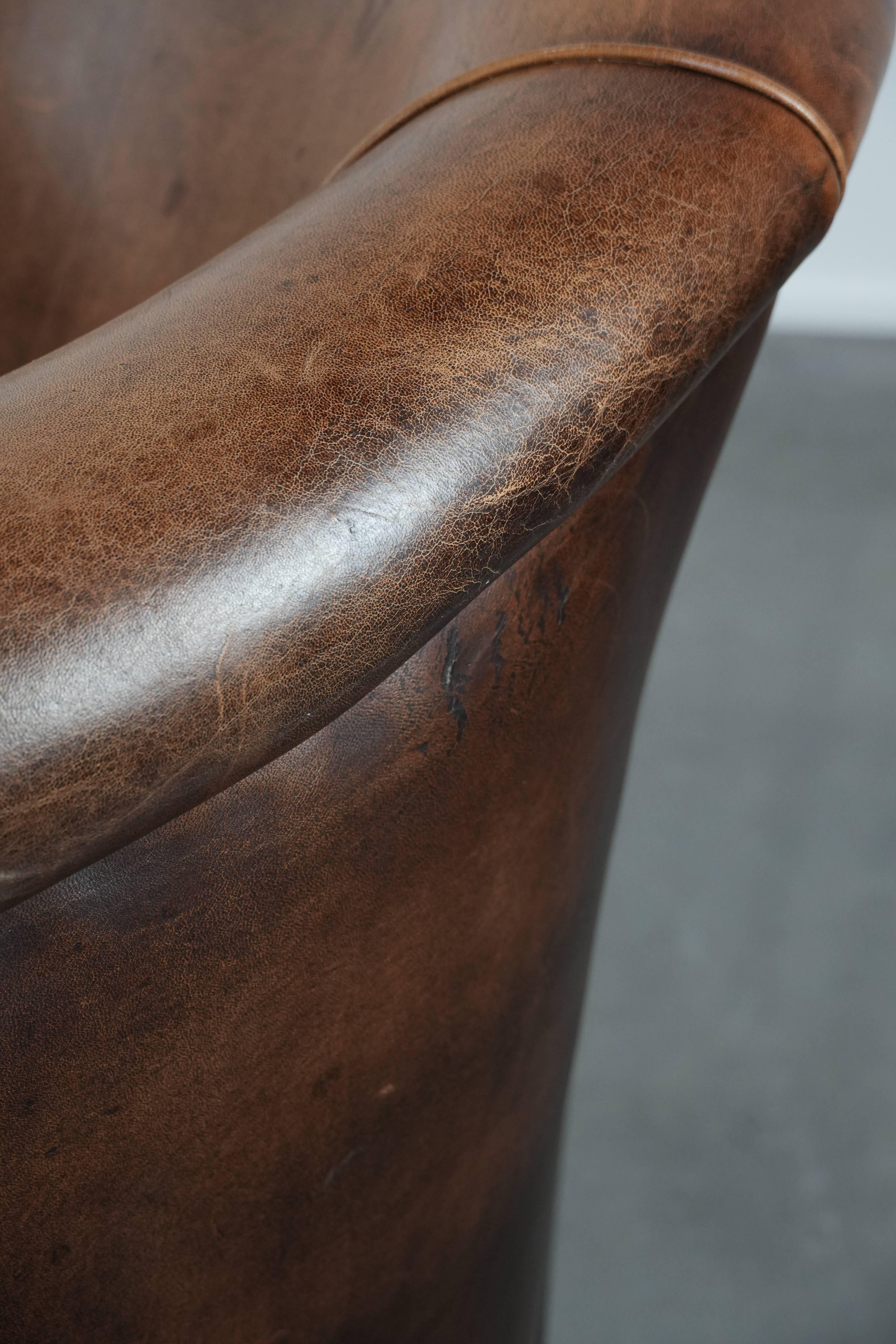 Sedia club in pelle di pecora rifinita con chiodi decorativi in vendita 10