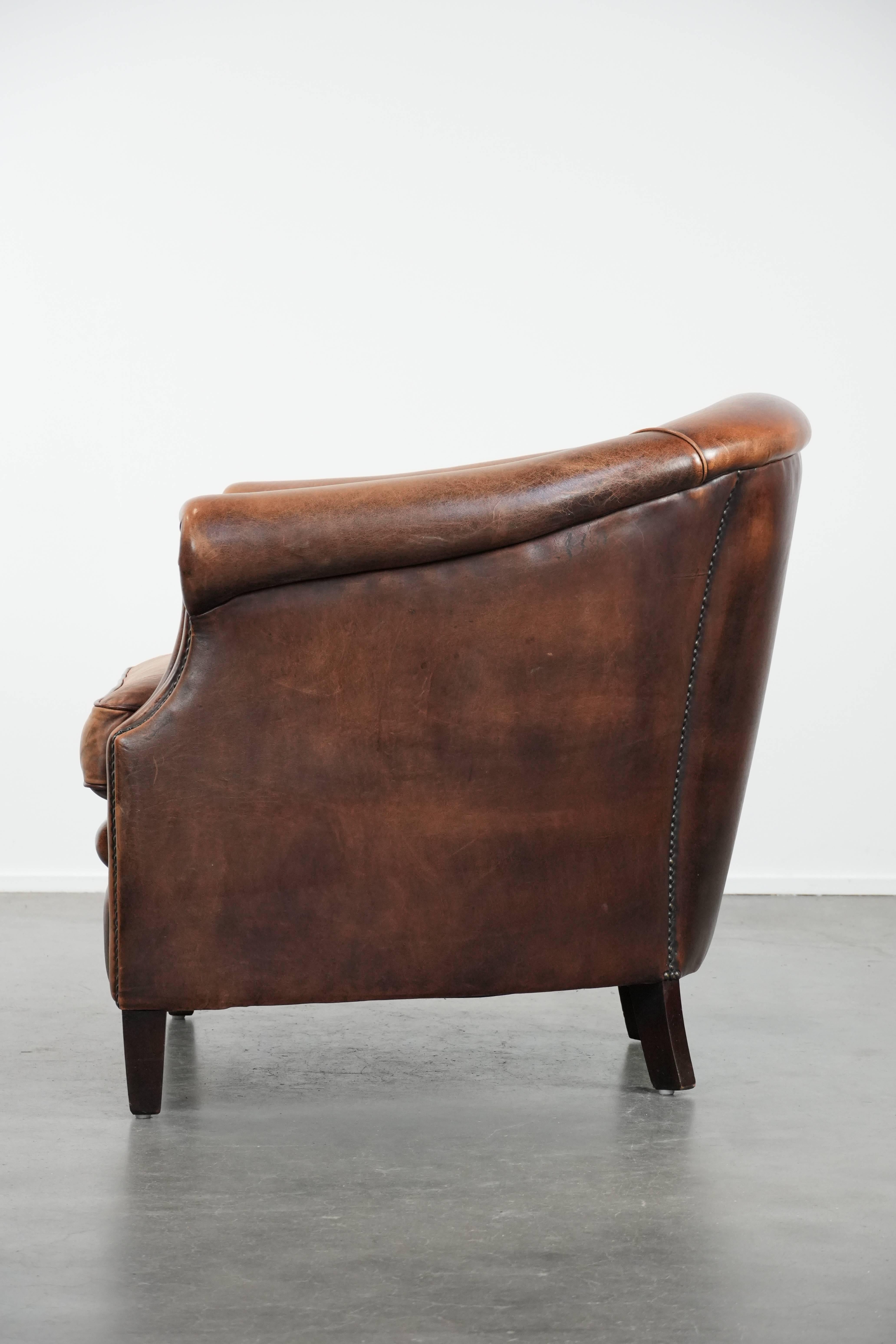 Sedia club in pelle di pecora rifinita con chiodi decorativi In condizioni buone in vendita a Harderwijk, NL