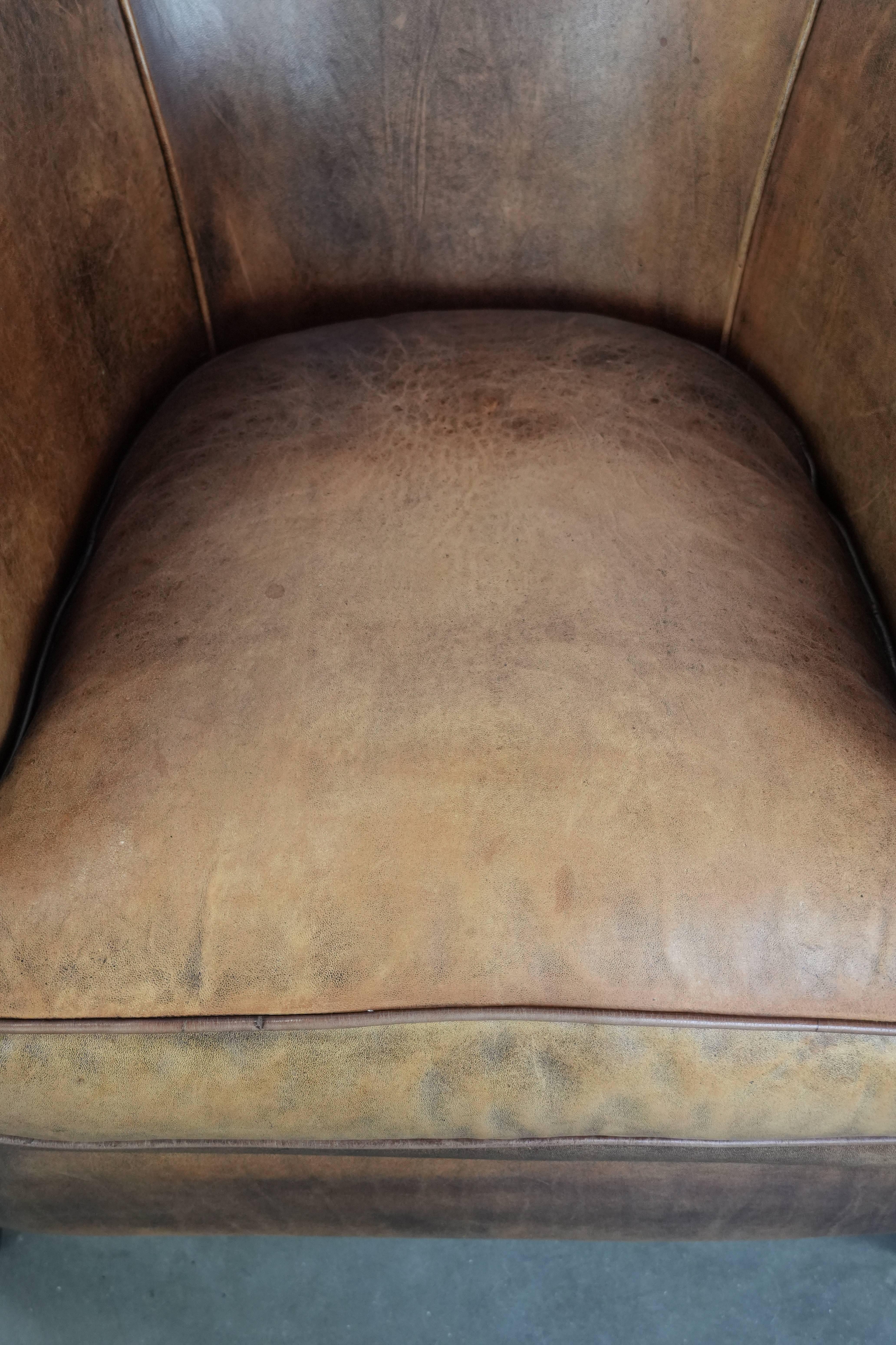 XXI secolo e contemporaneo Sedia club in pelle di pecora rifinita con chiodi decorativi in vendita