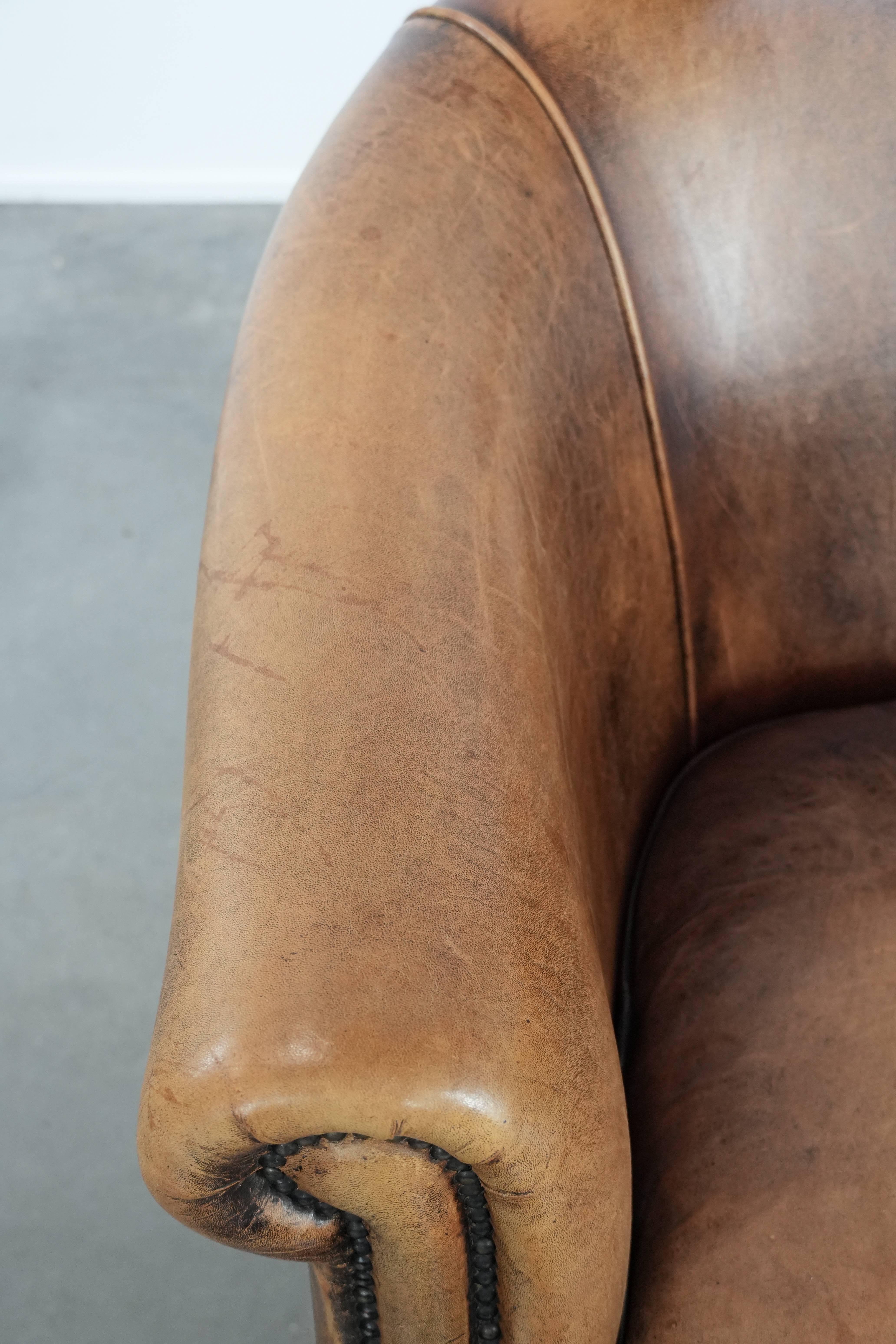 Pelle Sedia club in pelle di pecora rifinita con chiodi decorativi in vendita