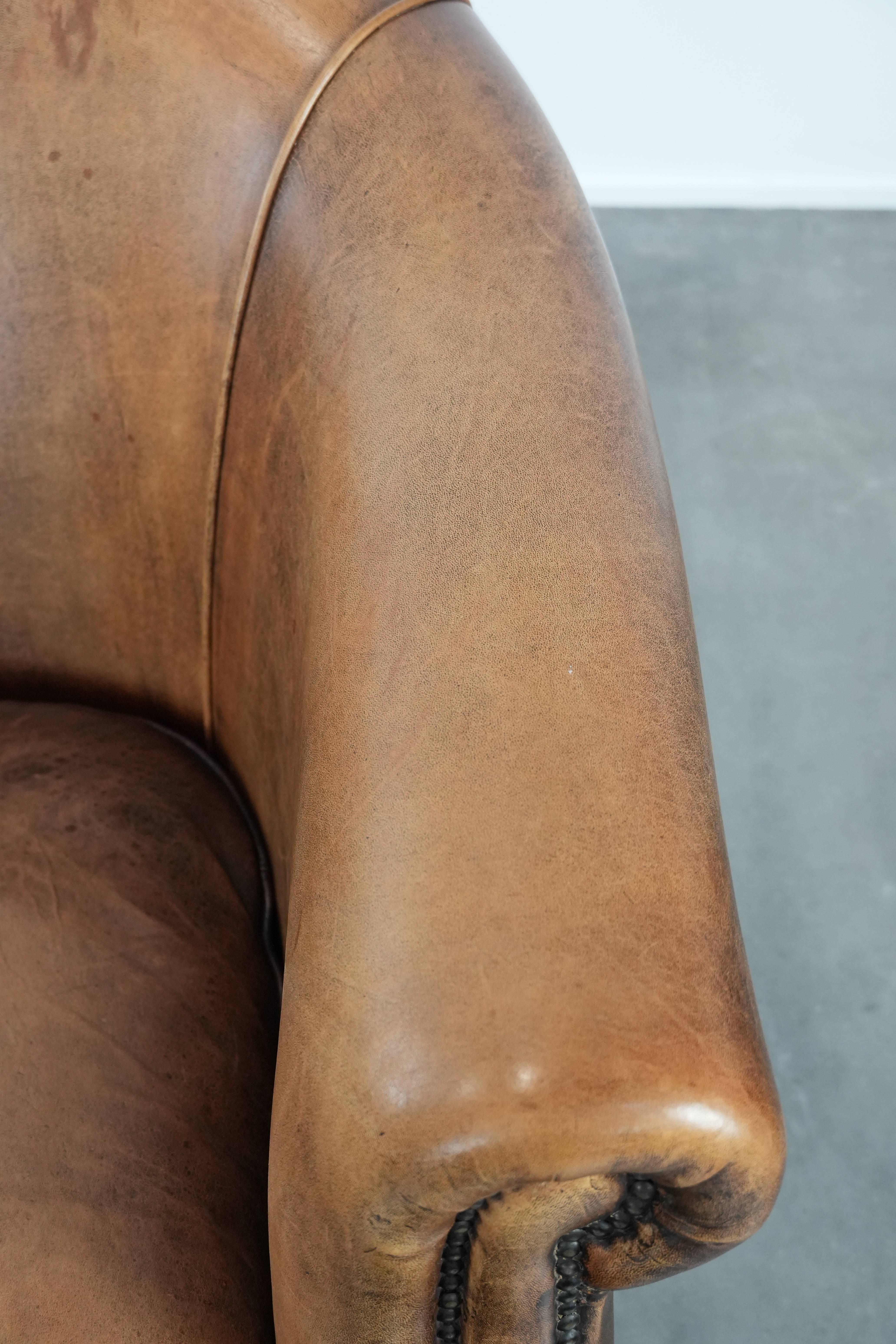 Sedia club in pelle di pecora rifinita con chiodi decorativi in vendita 1