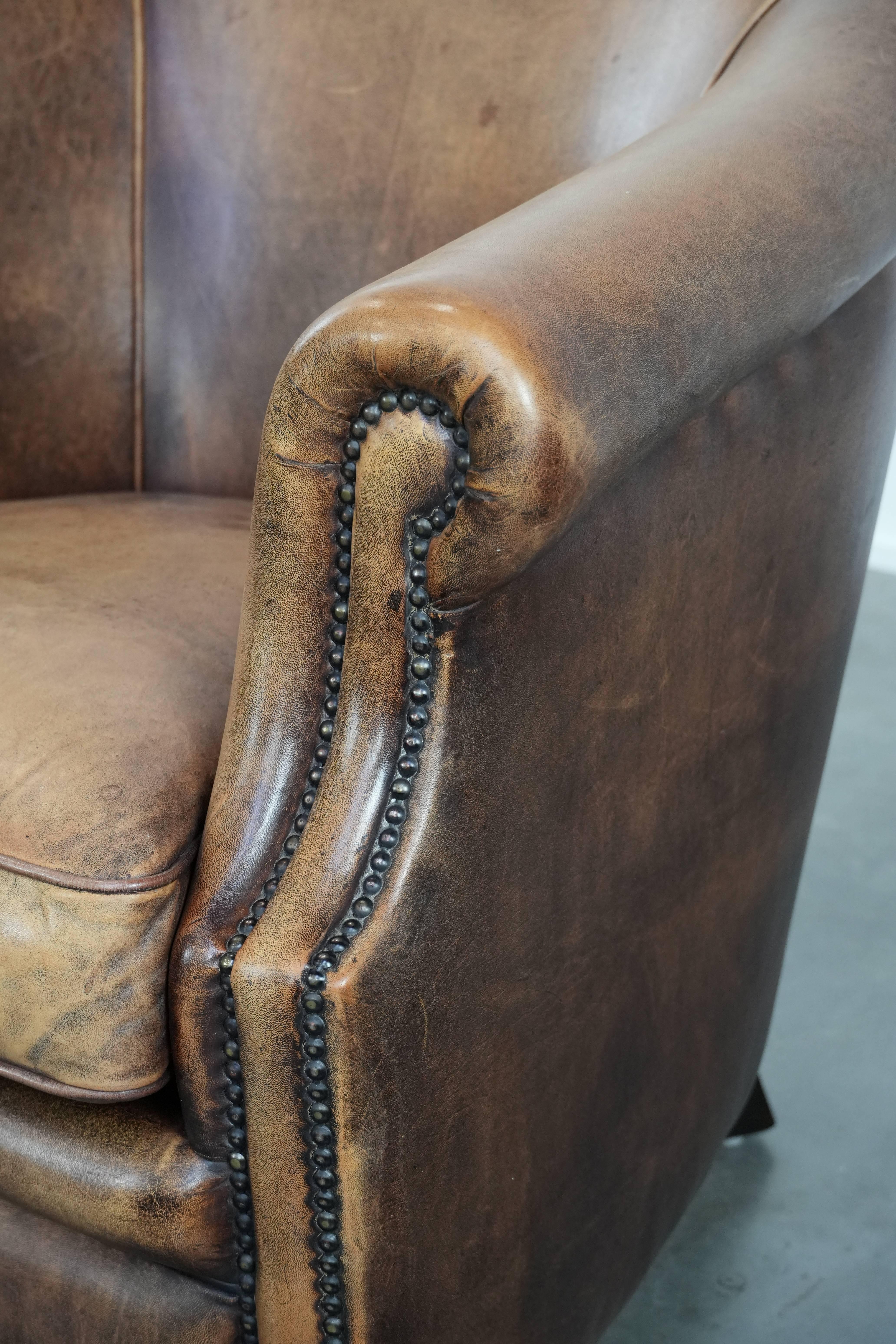 Sedia club in pelle di pecora rifinita con chiodi decorativi in vendita 2