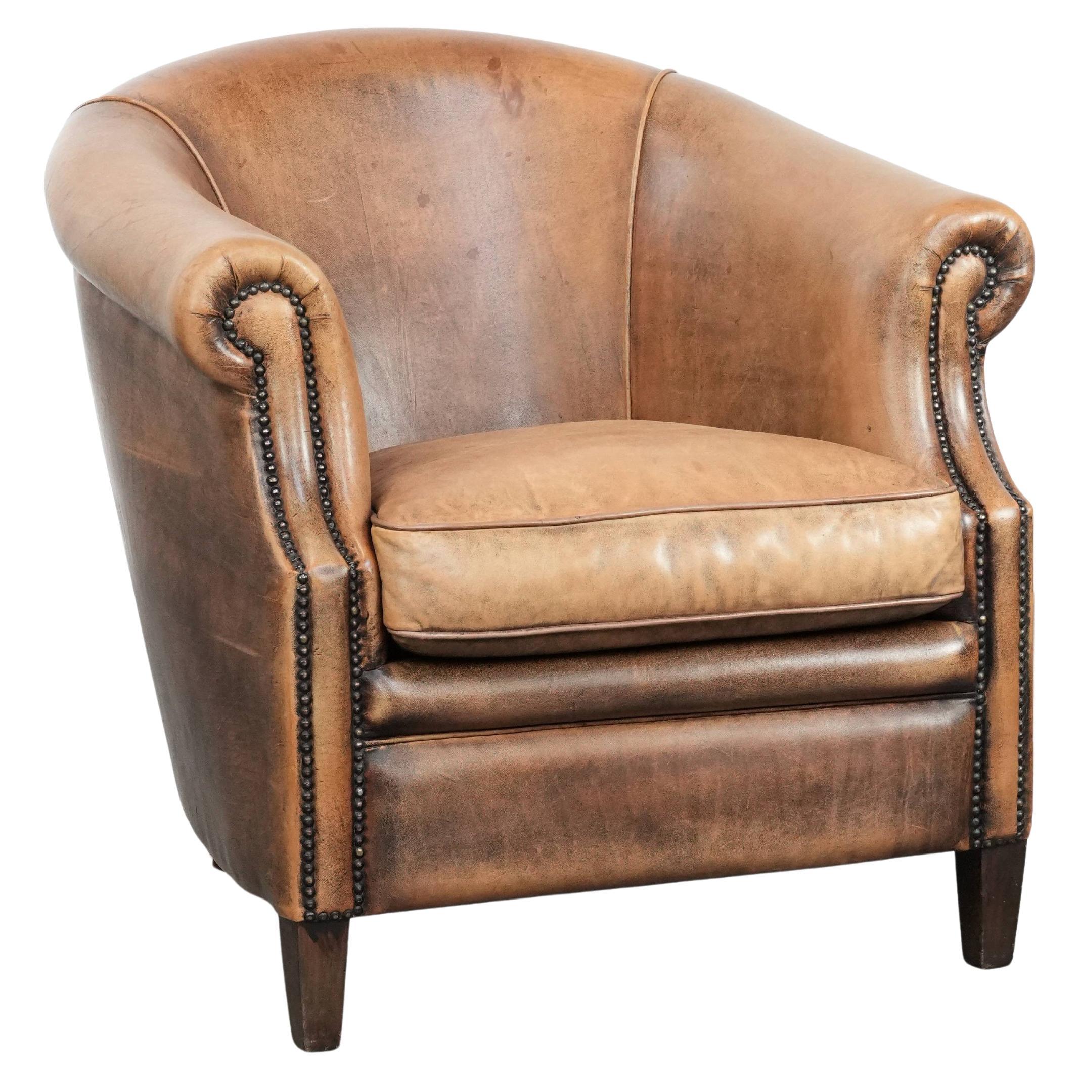 Sedia club in pelle di pecora rifinita con chiodi decorativi