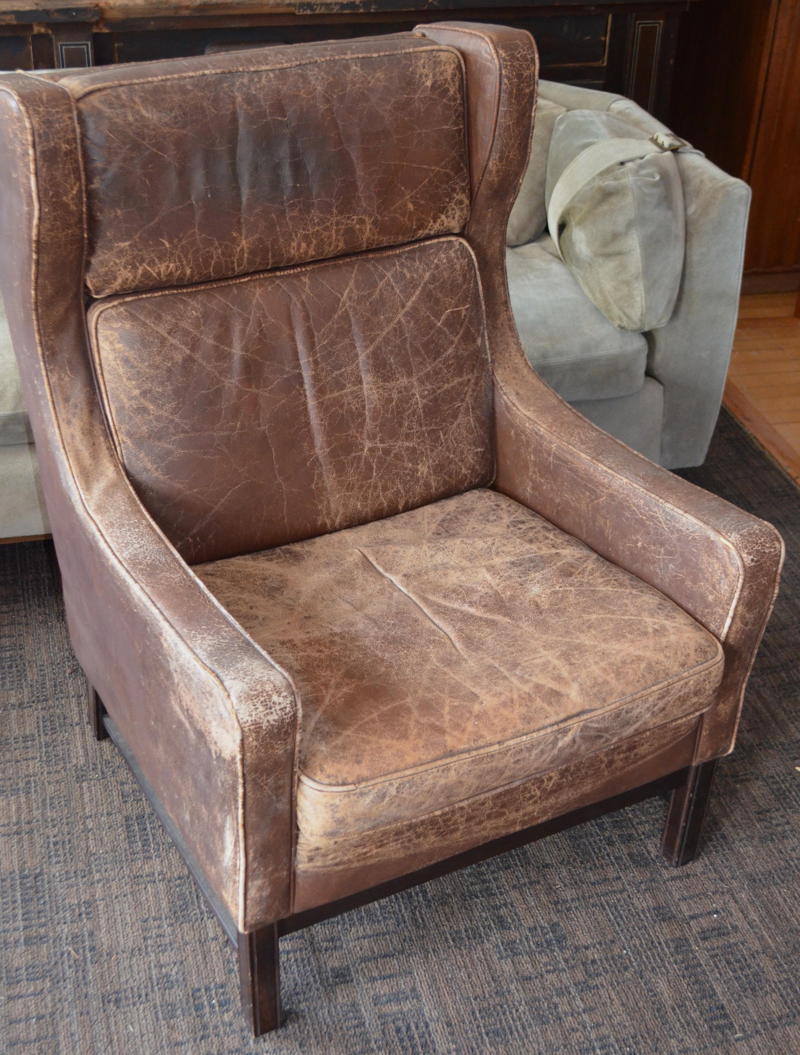 Club Chair of Worn Leather from Edwardian England, Wingback, Early 20th Century In Good Condition For Sale In Madison, WI