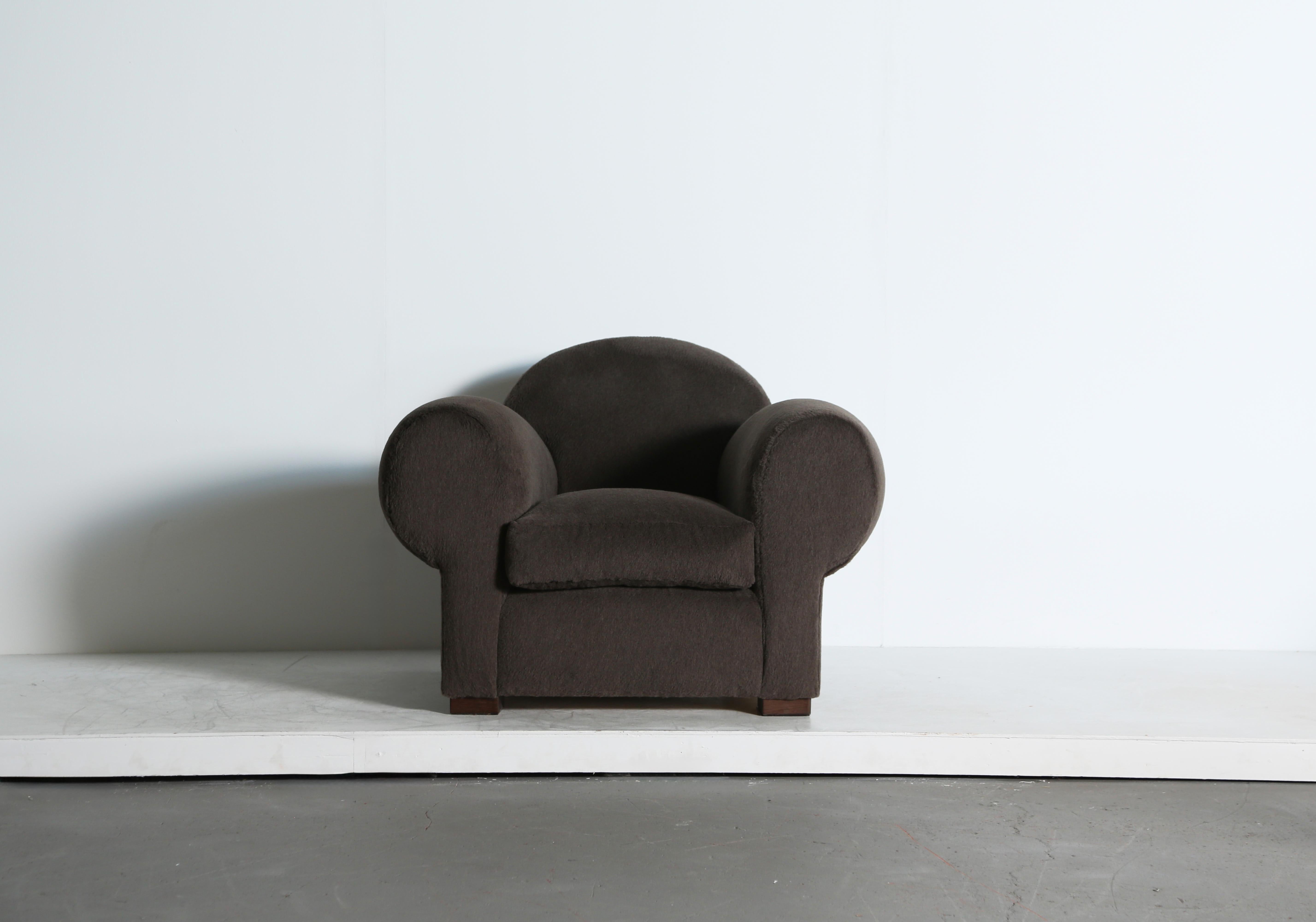Hervorragender moderner Clubsessel, gepolstert mit reinem Alpaka. Hochwertiges, handgefertigtes Buchengestell und neu gepolstert mit einem taupefarbenen Premiumstoff aus 100% Alpaka.   Auch mit Ottomane erhältlich - und als Paar (siehe letzte Fotos