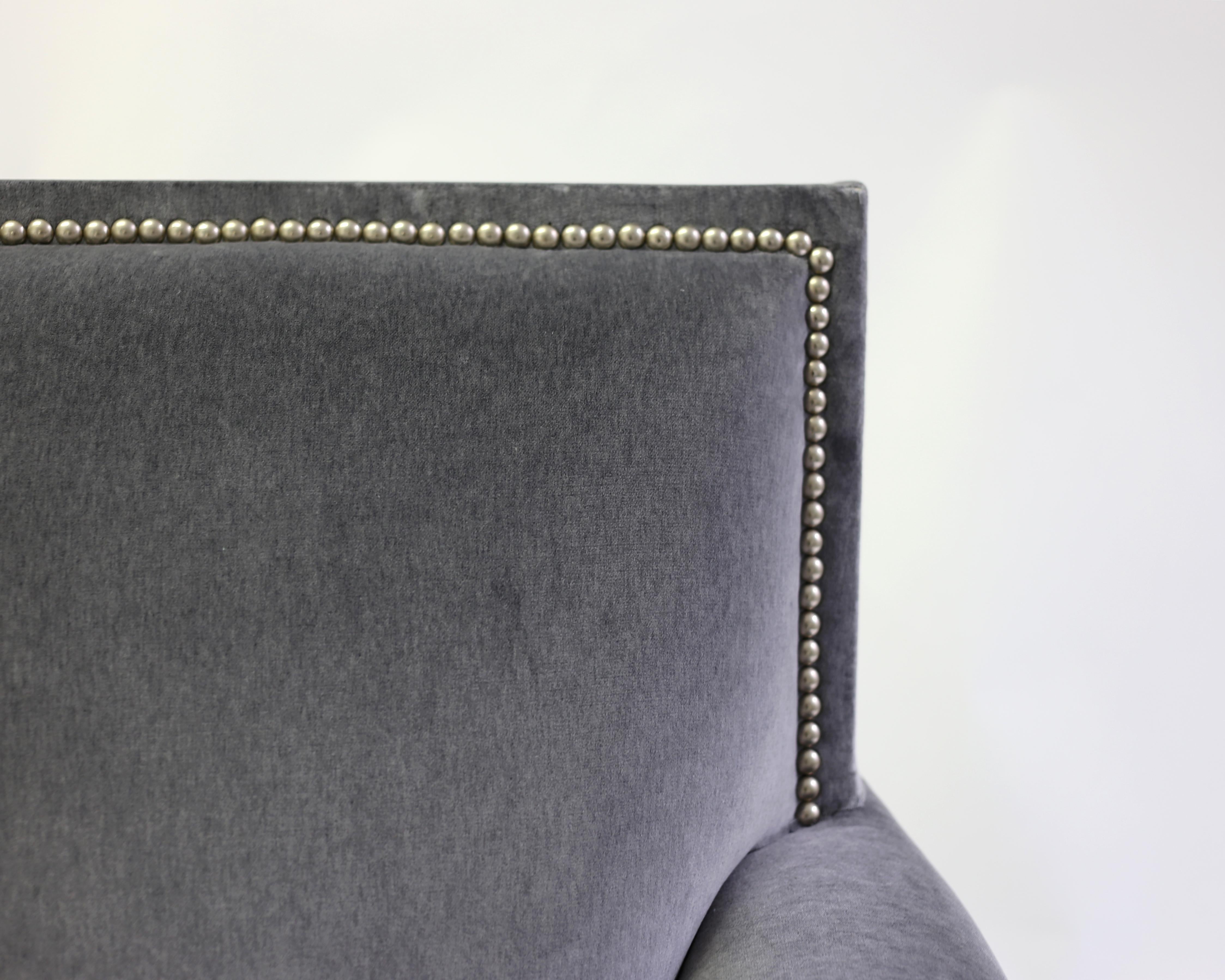 Américain Fauteuil club avec dossier carré garni de clous, bras en volute et coussin de siège libre en vente