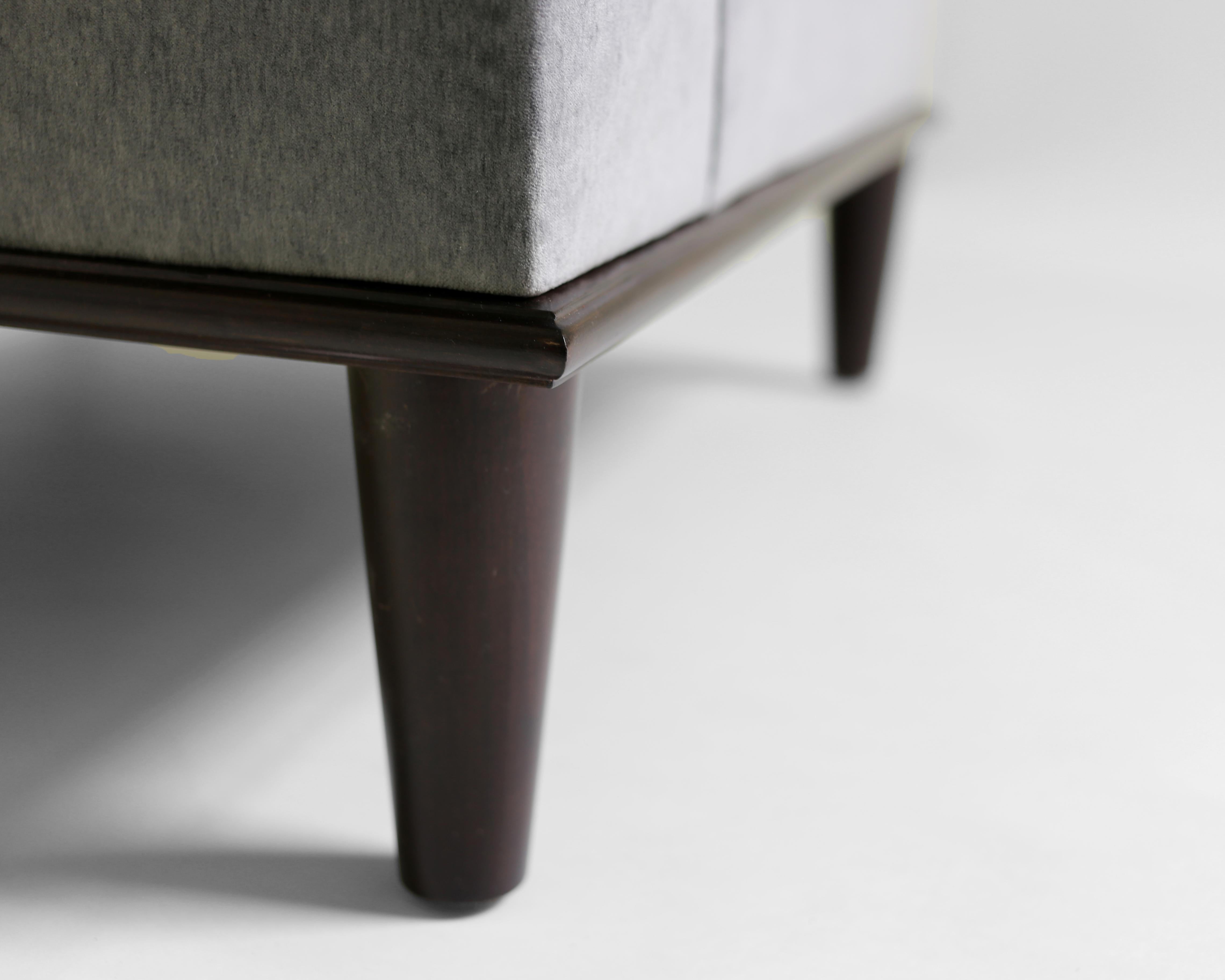 Fauteuil club avec dossier carré garni de clous, bras en volute et coussin de siège libre Neuf - En vente à Brooklyn, NY