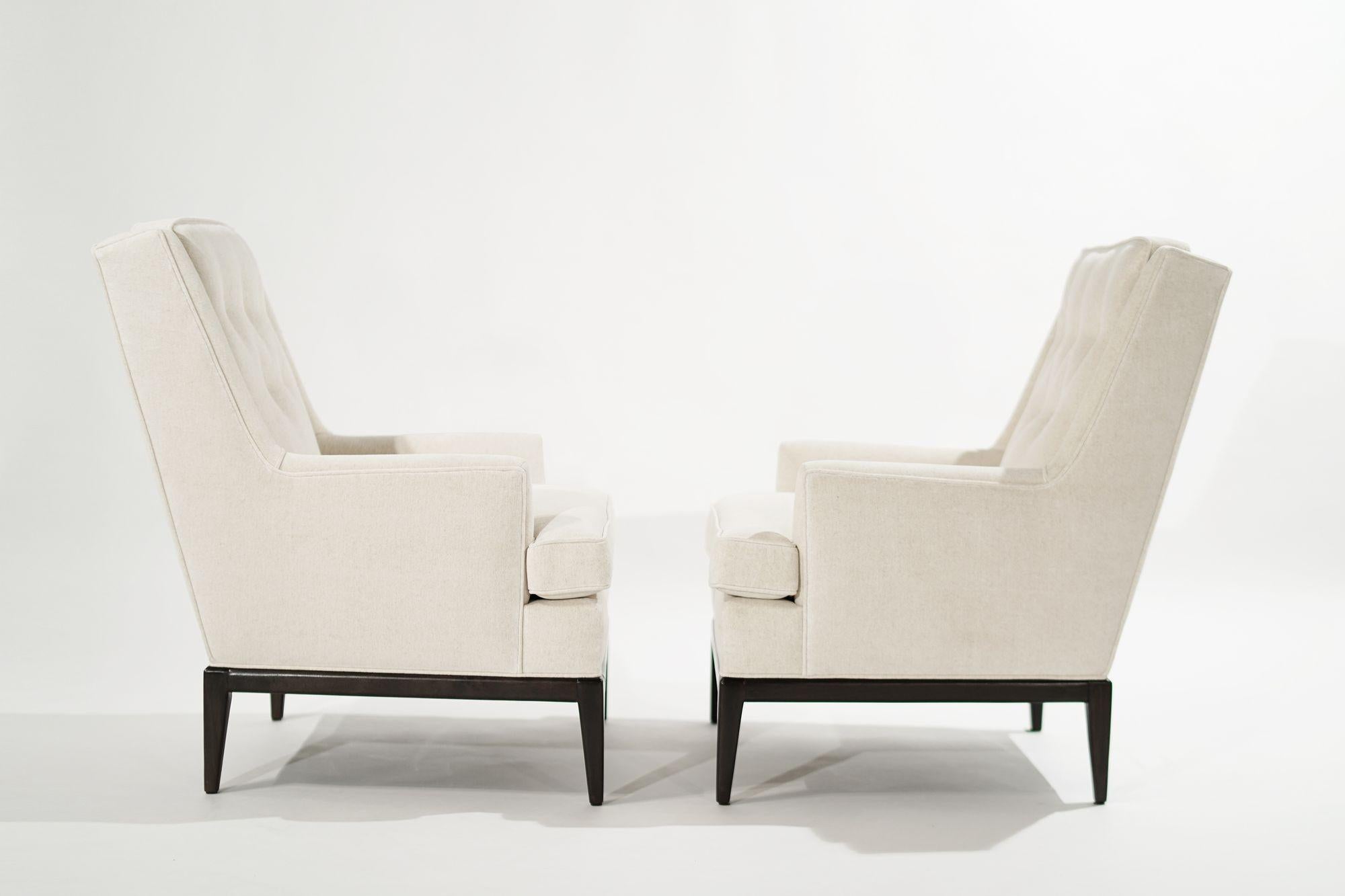 Ensemble de chaises longues à dossier haut conçues par T.H. Robsjohn-Gibbings pour Widdicomb, vers 1950-1959. Entièrement restauré, base en noyer refaite dans notre finition noyer foncé. Rembourré en laine de haute qualité blanc cassé par Holly