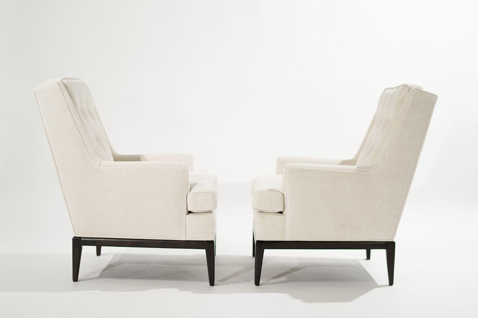 Set di sedie lounge con schienale alto disegnate da T.H. Robsjohn-Gibbings per Widdicomb, circa 1950-1959. Completamente restaurata, base in noce rifatta con la nostra finitura in noce scuro. Rivestito in lana pregiata bianco sporco da HolLY HUNT.
