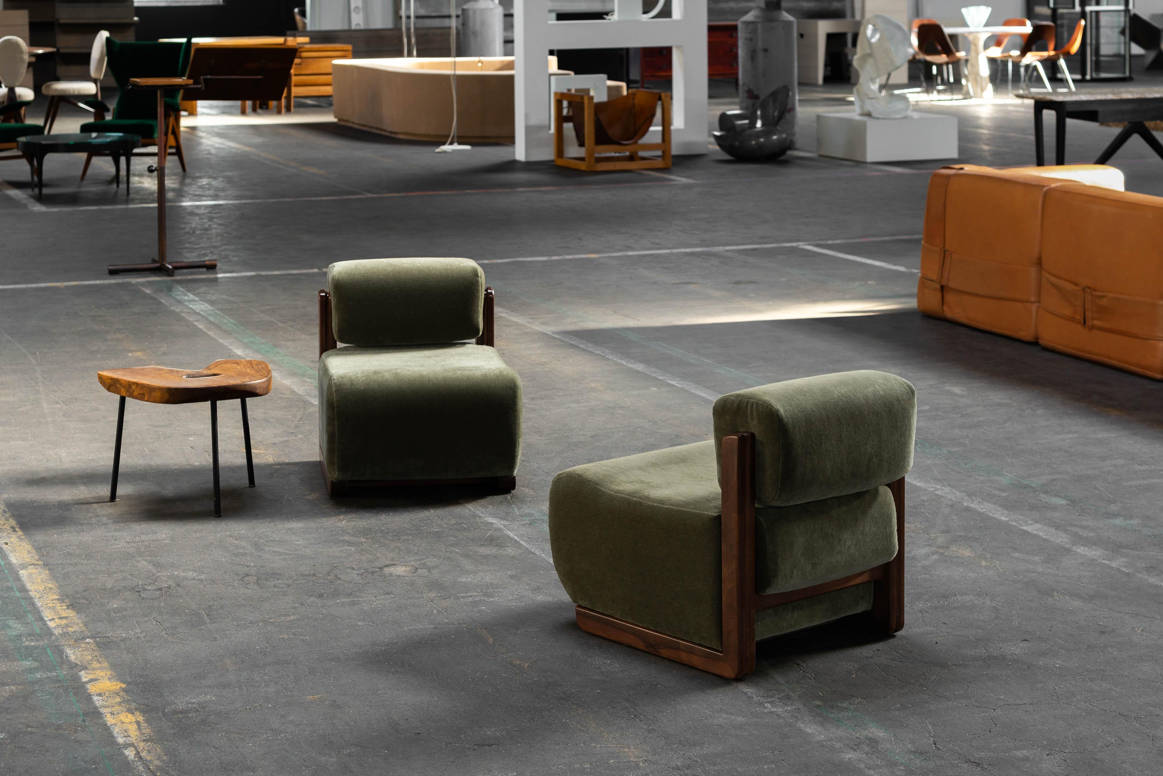 Fantastique ensemble de 2 chaises club, ou chaises de chambre, fabriquées par un designer ou fabricant inconnu en Italie dans les années 1950. Ils sont parfaits pour votre chambre à coucher ou tout autre endroit confortable. Ces chaises sont dotées