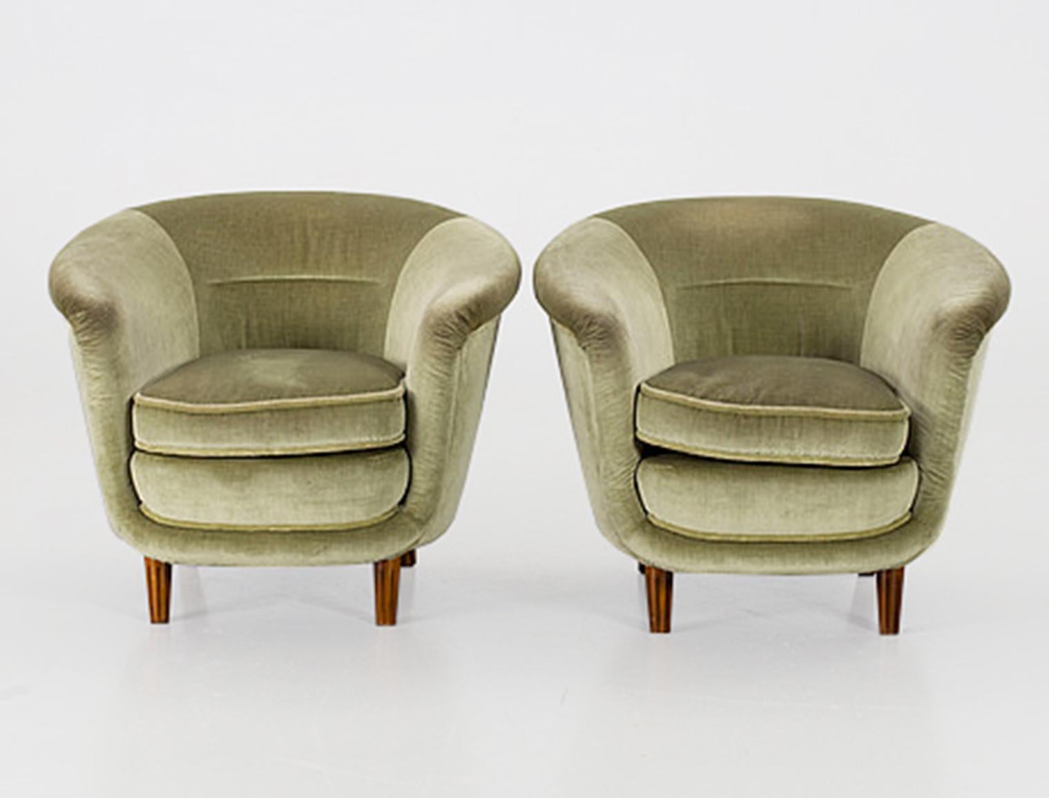 Club Lounge Chairs from the 1930/40s with Original Mohair Fabric, Detailed Legs In Good Condition In Los Angeles, CA