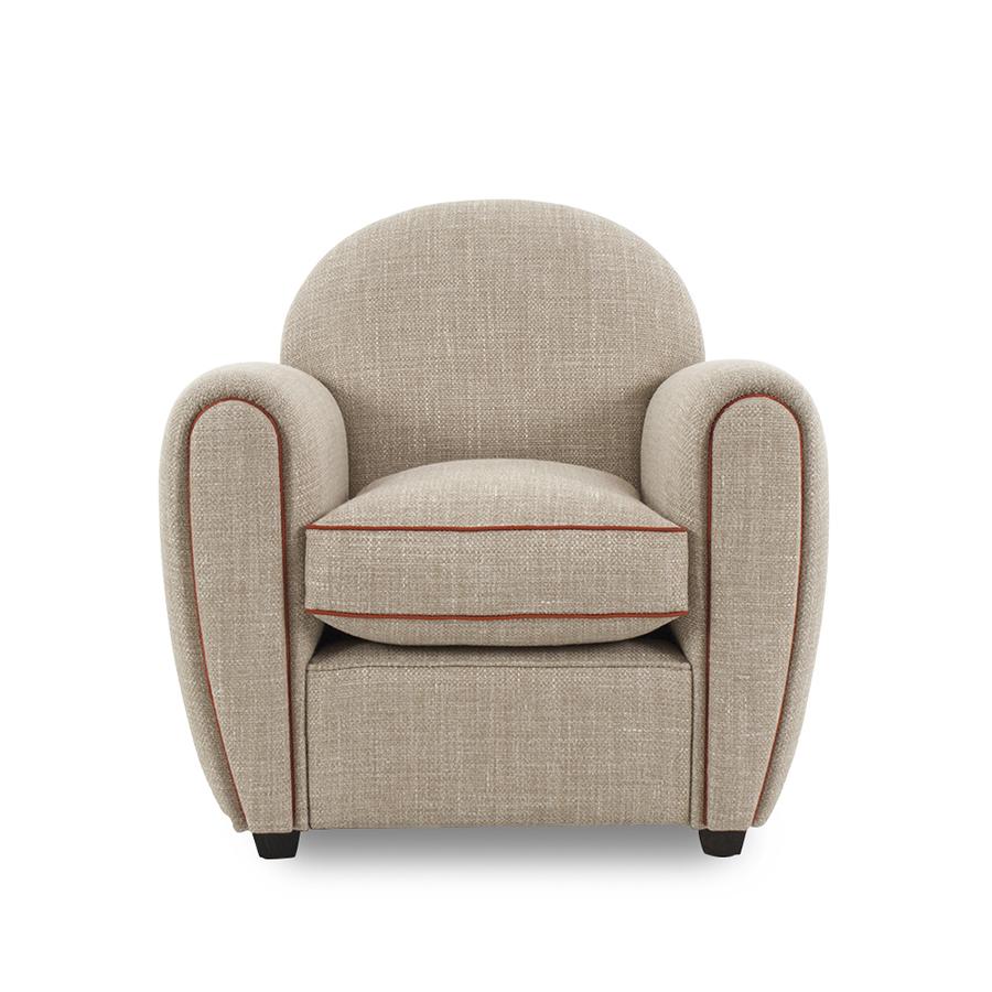 Sessel Club Retro mit Struktur aus Massivholz, gepolstert und
bedeckt mit Baumwoll- und Leinenfacbic (Kat. 1.). Mit rotem Stoffbesatz 
und mit dunklen Nägeln.