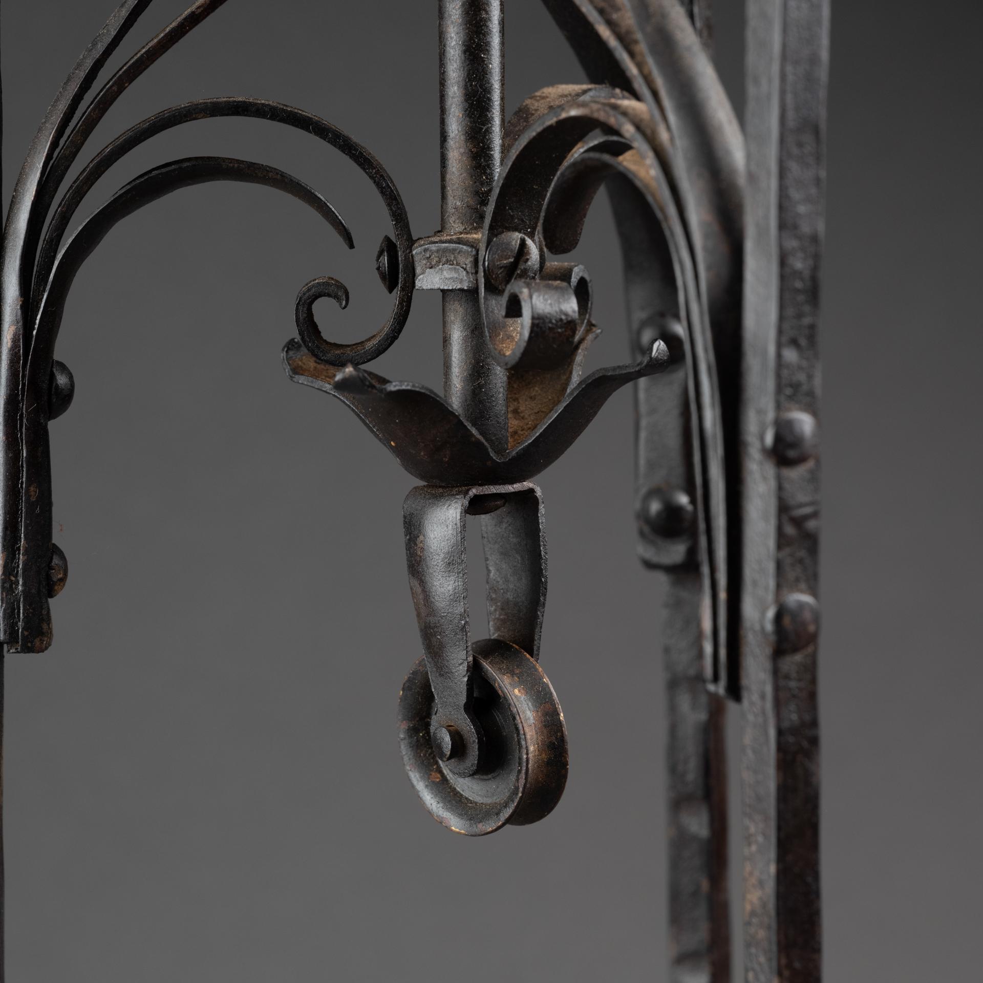 Pozzo dell'hotel Cluny - Riduzione in gesso patinato e ferro battuto, fine XIX secolo. in vendita 3