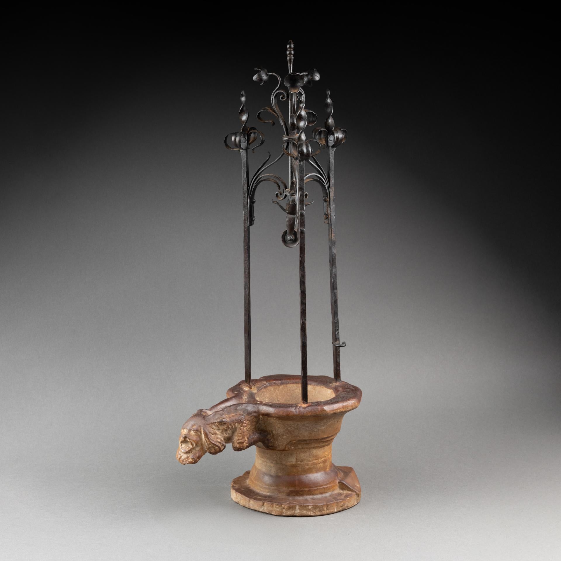 Pozzo dell'Hotel Cluny (riduzione) : Insolita riduzione in gesso patinato e ferro battuto del Pozzo dell'Hotel Cluny*, ornata da un gargoyle raffigurante un 