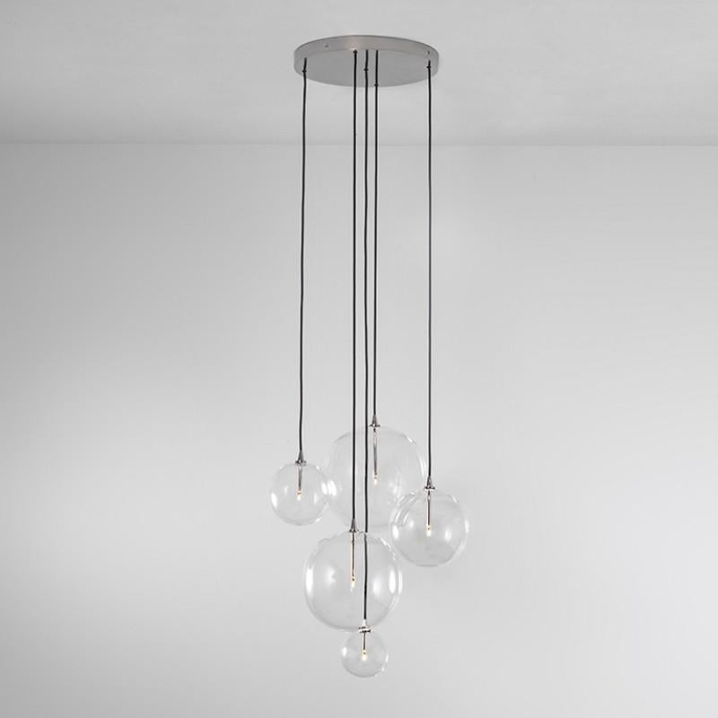 Lustre contemporain en nickel poli de Schwung
Dimensions : D 61,9 x L 71,9 x H 315 cm 
Base : diamètre 45 cm 
MATERIAL : laiton massif, globes en verre soufflé à la main
Finition : nickel poli
Disponible dans les finitions : laiton naturel ou