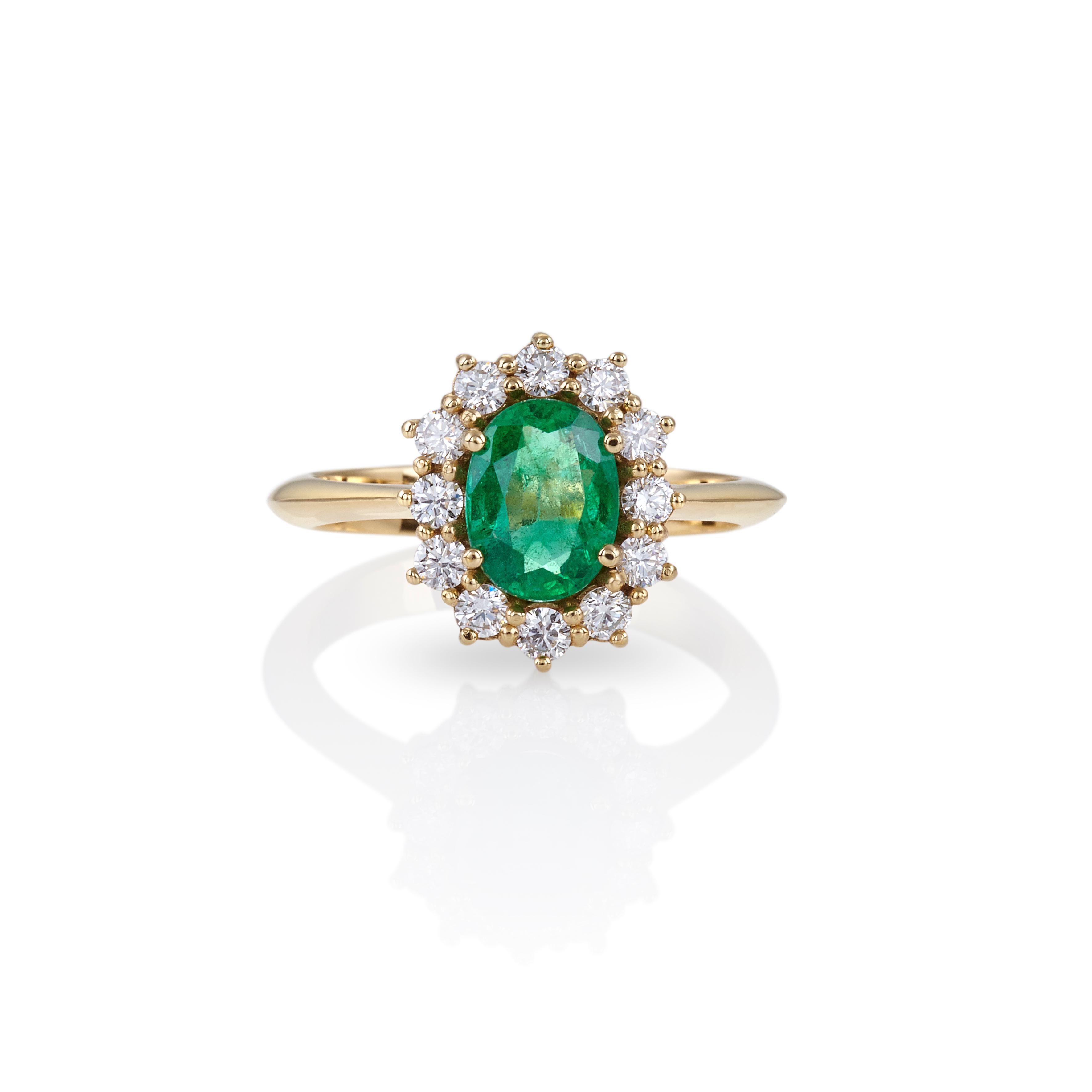 For Sale:  Cluster Classic Ring 18kt Yellow Gold with Oval Emerald 1.34 Carat and Diamonds 2