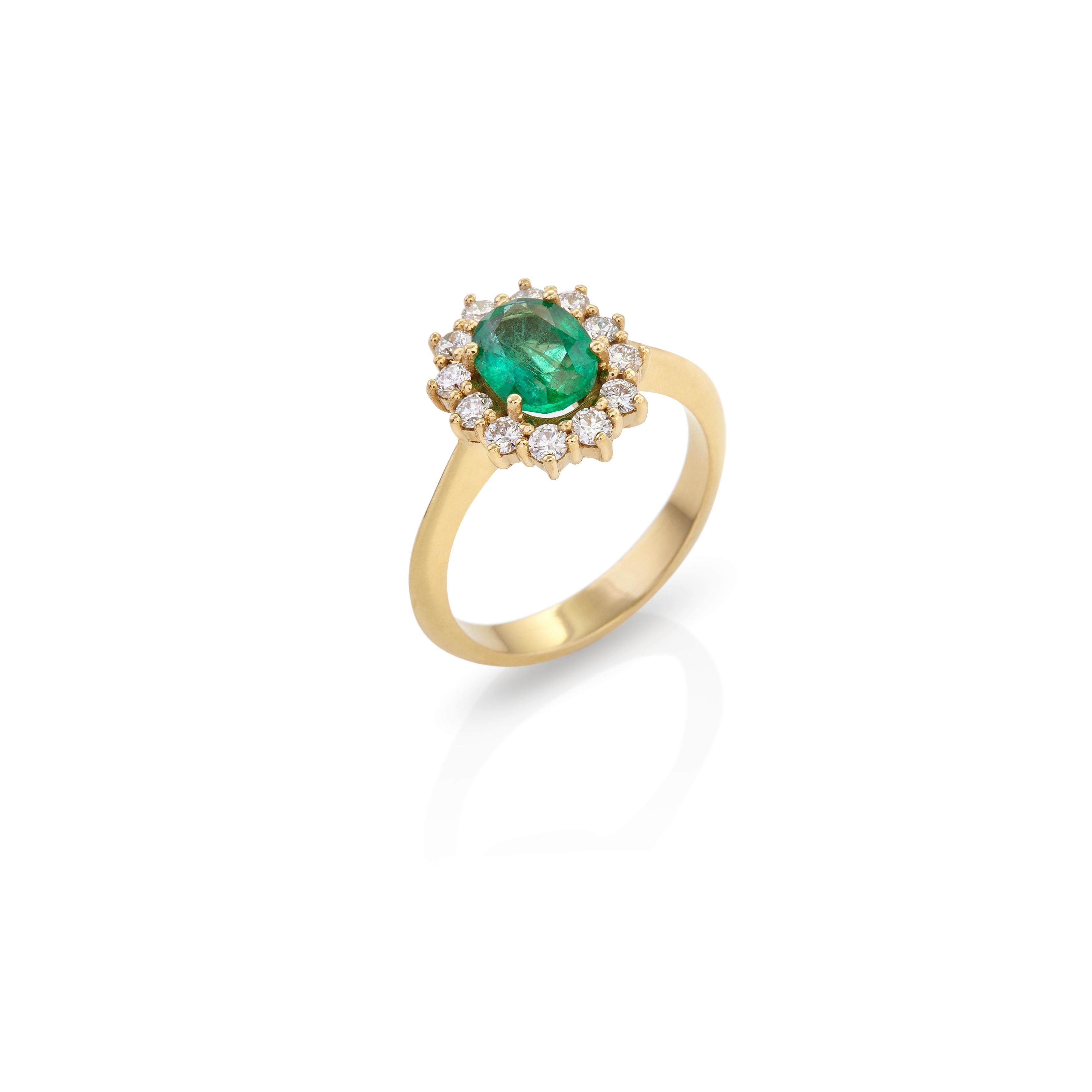 For Sale:  Cluster Classic Ring 18kt Yellow Gold with Oval Emerald 1.34 Carat and Diamonds 3