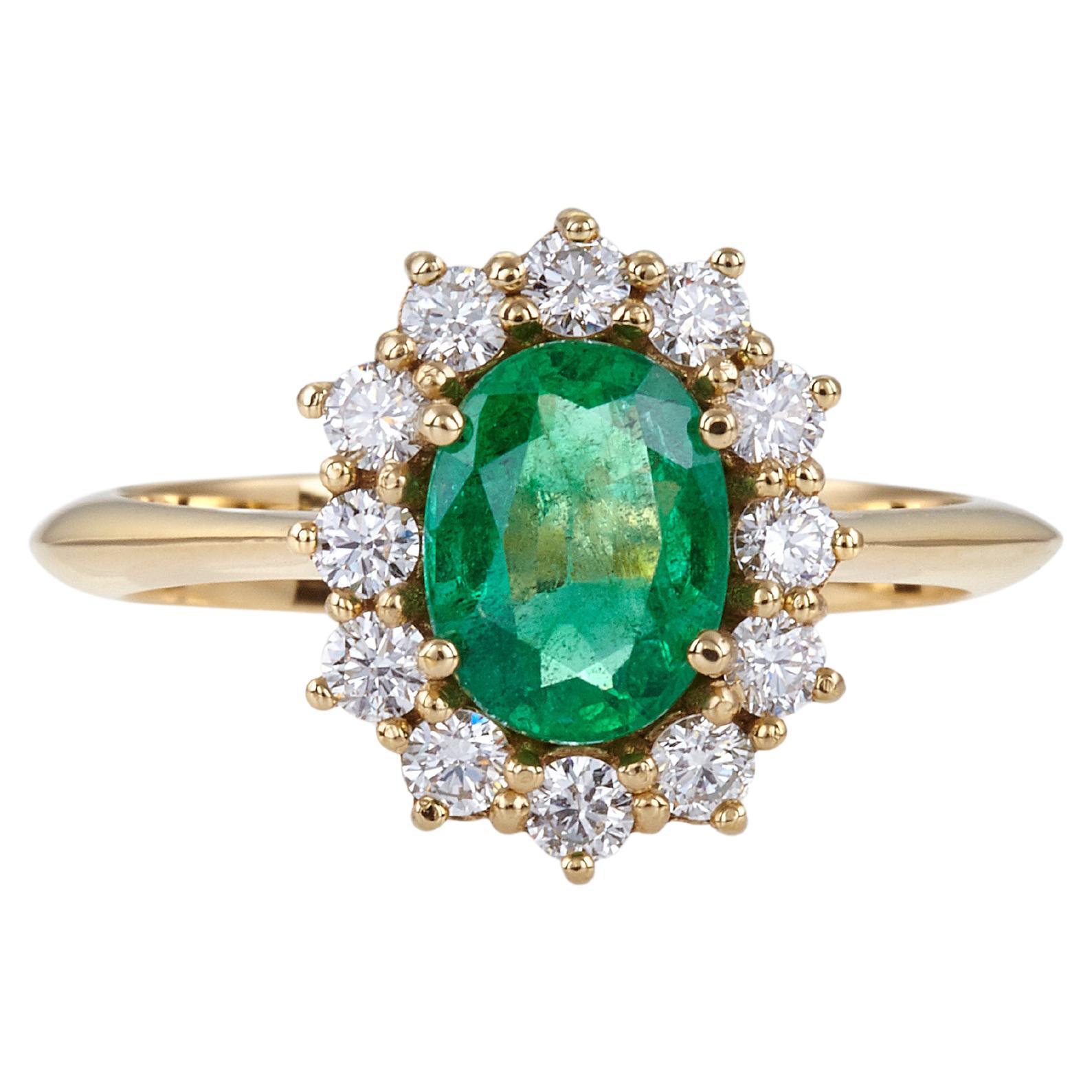 For Sale:  Cluster Classic Ring 18kt Yellow Gold with Oval Emerald 1.34 Carat and Diamonds