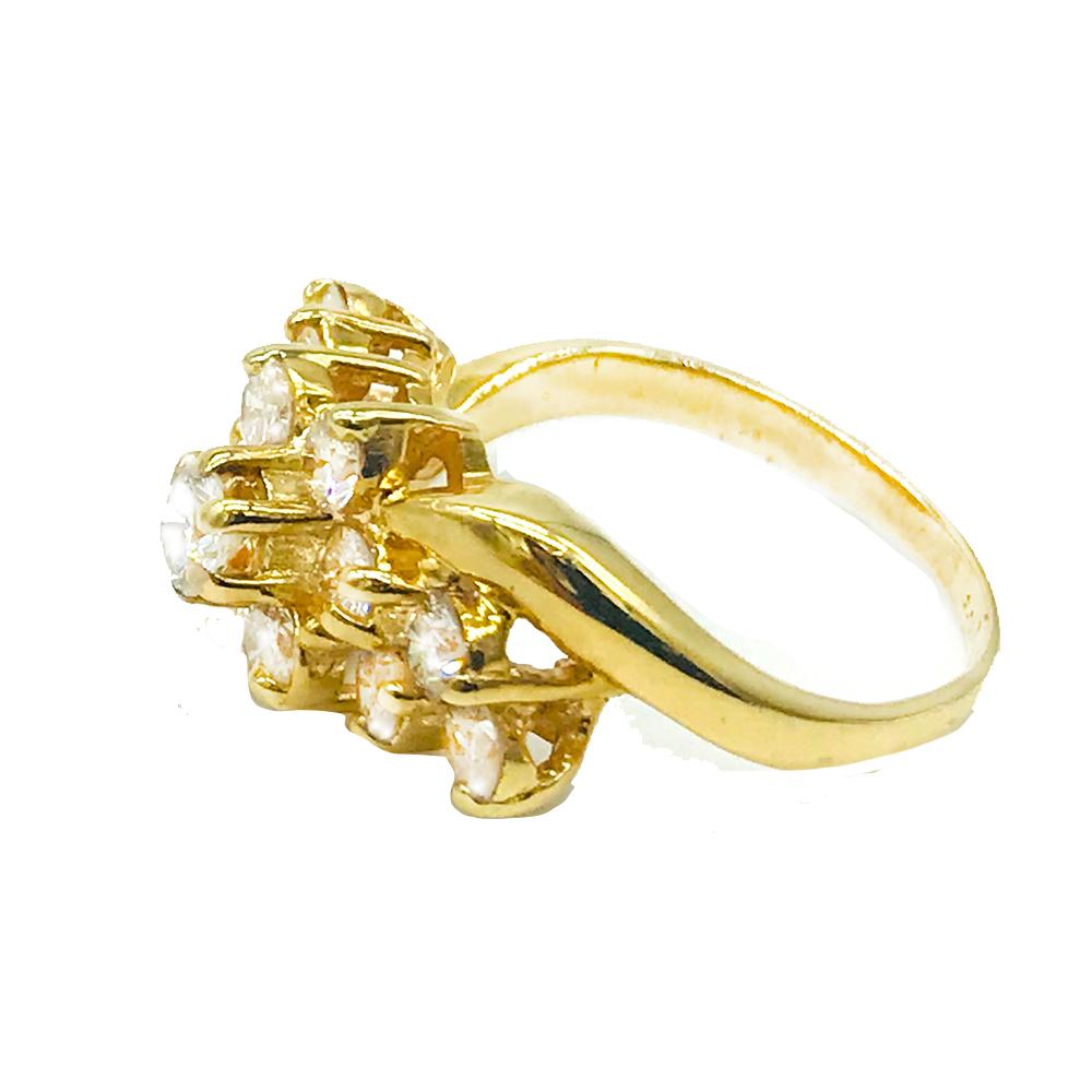 Cette beauté est une bague en diamant de haute qualité. 
Qualité Whiting ; couleur VS-F, .80 Carat. 

 Bague de belle qualité avec 13 diamants ronds de 2,60 à 2,80 mm de diamètre. Le poids total de la bague est de 0,80 carat. La couleur est blanche