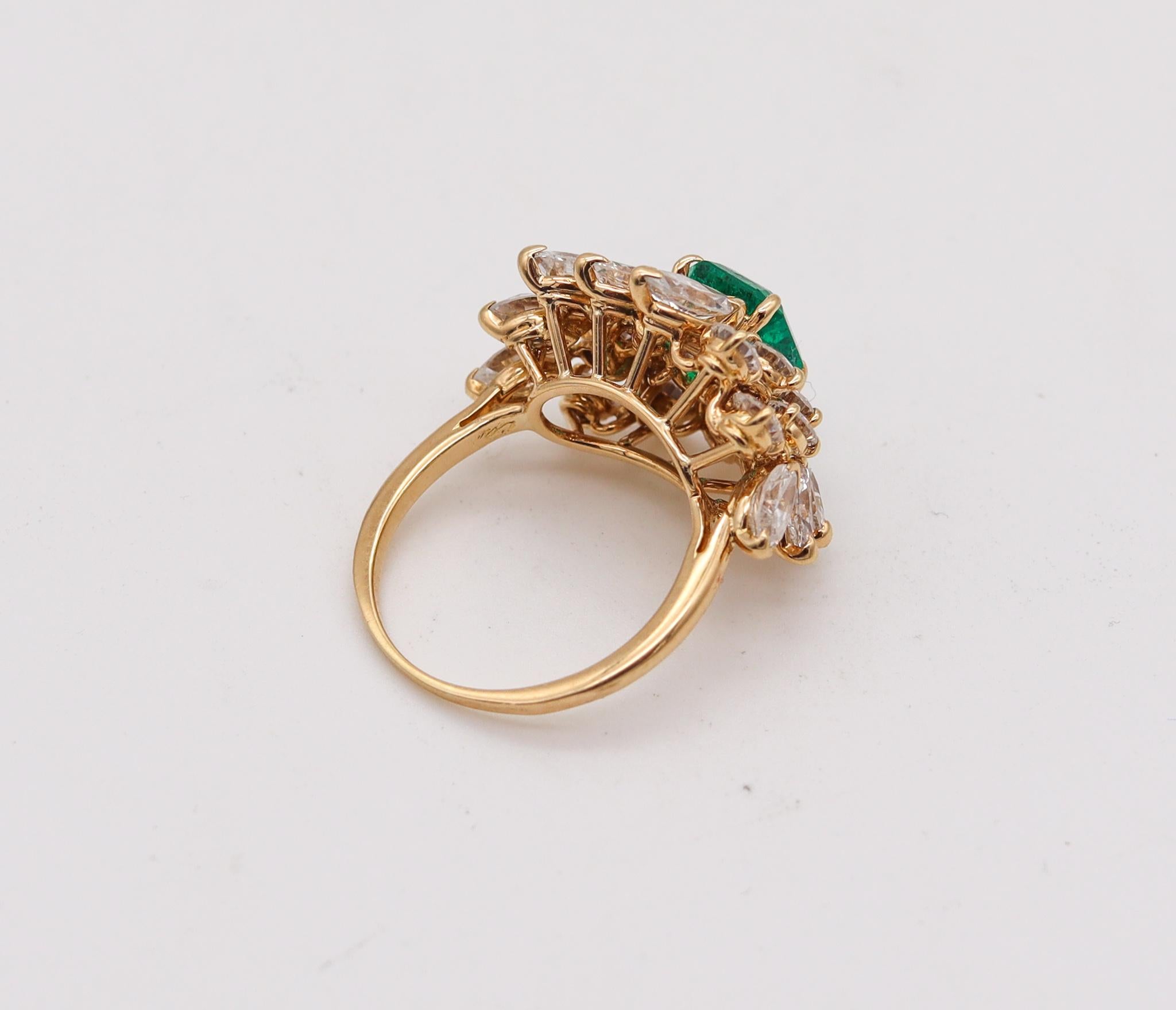 Cluster Cocktail Ring in 18kt Yellow Gold 5.61ctw Colombian Emerald & Diamonds In Excellent Condition For Sale In Miami, FL