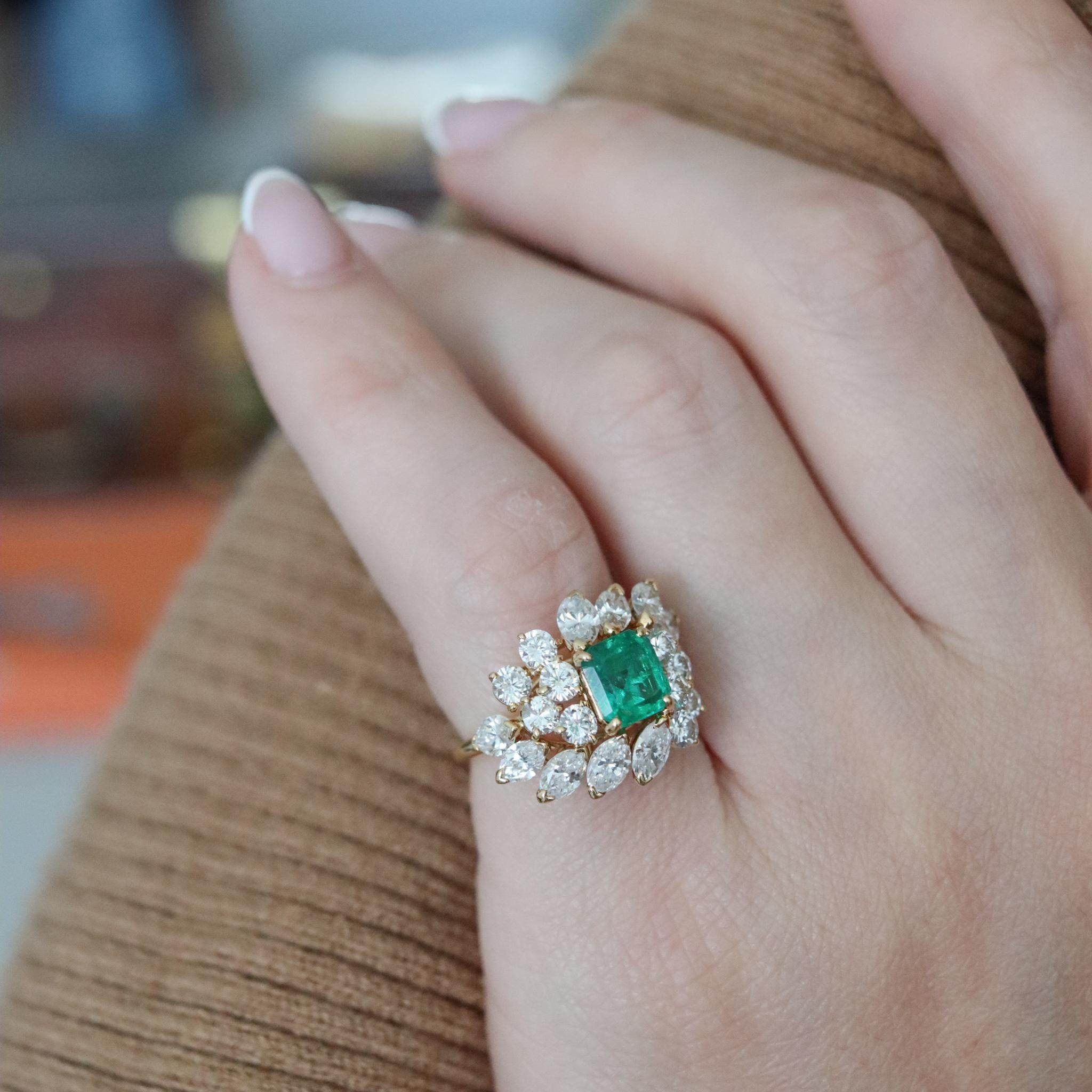 Cluster Cocktail Ring in 18kt Yellow Gold 5.61ctw Colombian Emerald & Diamonds For Sale 2