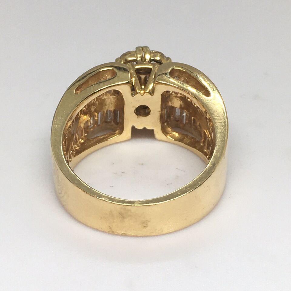 Cluster Design Natural Round Baggutte Diamond Ring 18K Yellow Gold Cocktail In Good Condition For Sale In Santa Monica, CA