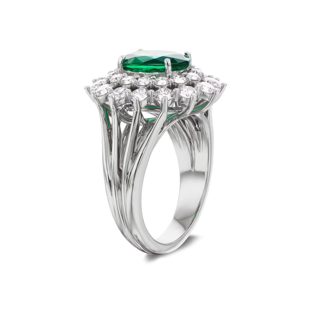 Cluster Diamond and Emerald Ring In Excellent Condition For Sale In Dania Beach, FL
