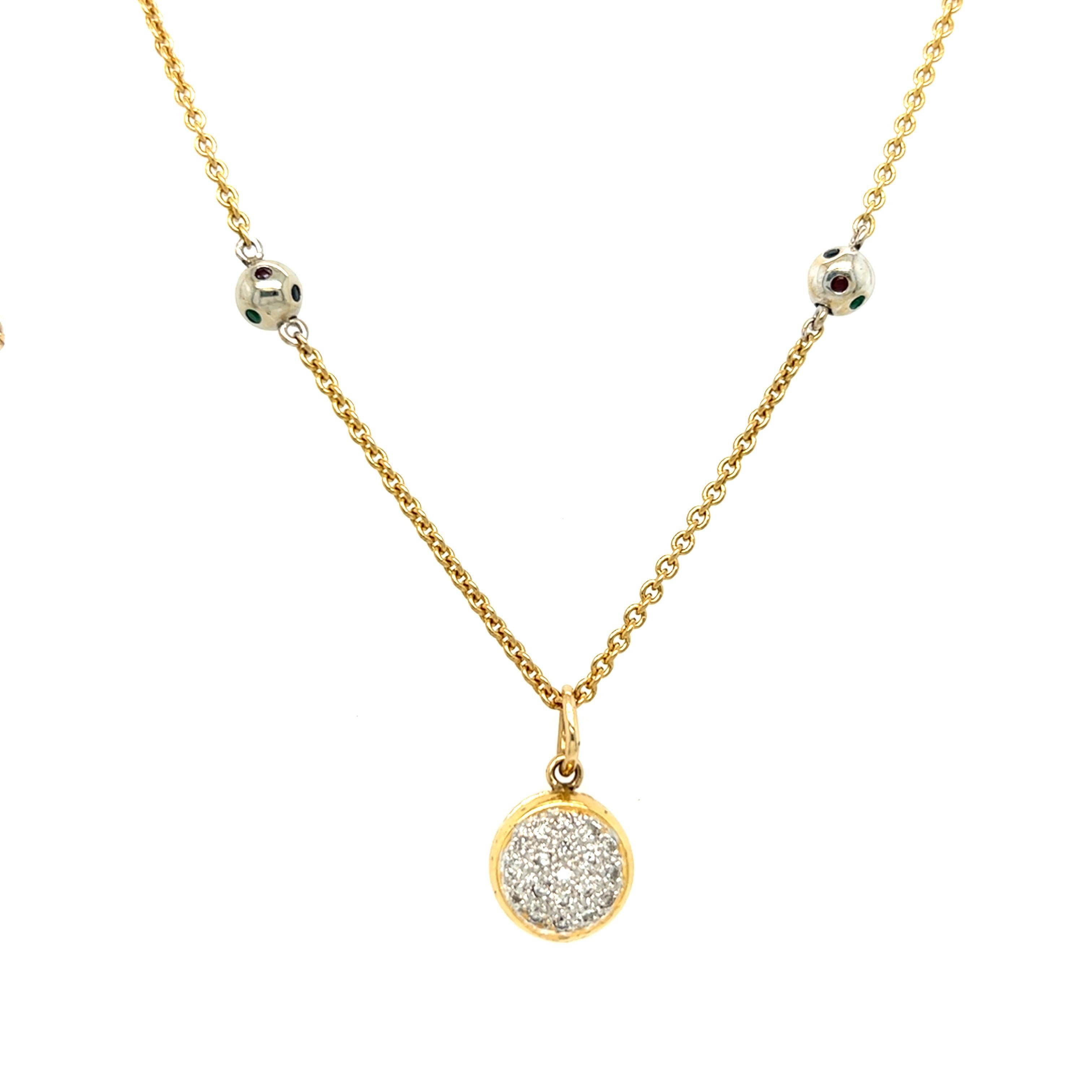 Issu de notre collection de bijoux de succession, ce pendentif unique et élégant de forme ronde présente un motif floral ajouré serti de douze rubis d'un côté, pesant environ 0,60 carat, et de 22 diamants ronds de taille brillant de l'autre côté,