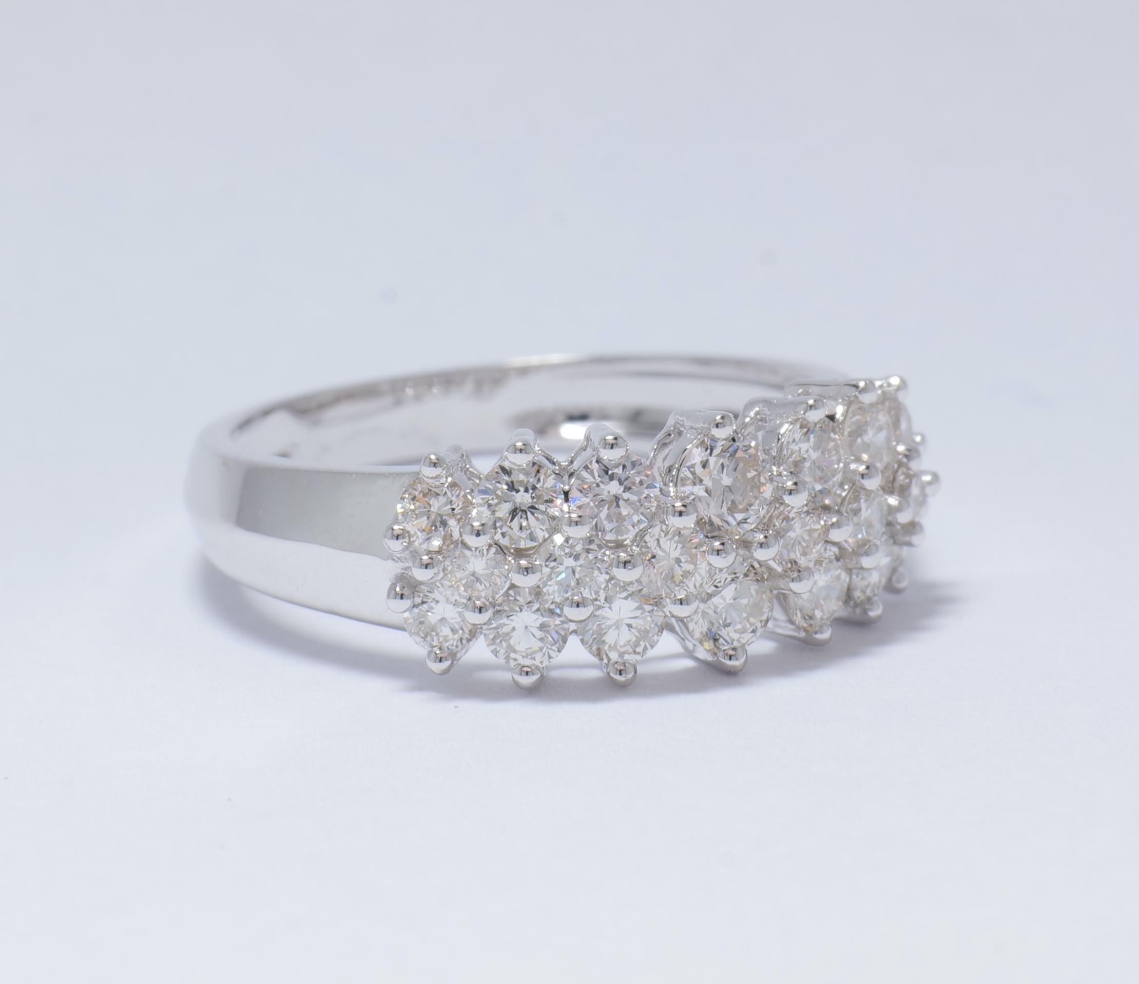 Cluster-Diamant-Ring aus 14K Massivgold (zertifiziert) (Rundschliff) im Angebot