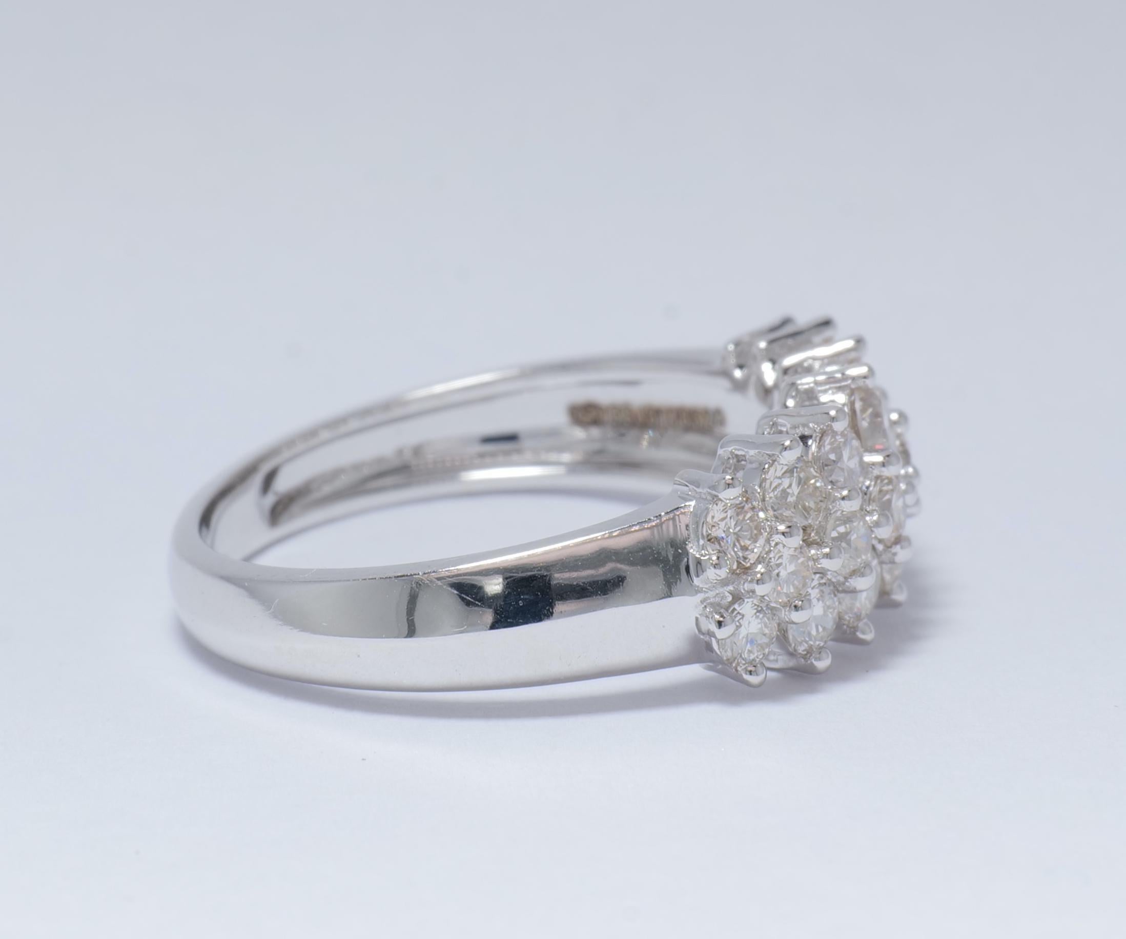 Cluster-Diamant-Ring aus 14K Massivgold (zertifiziert) im Zustand „Neu“ im Angebot in New Delhi, DL