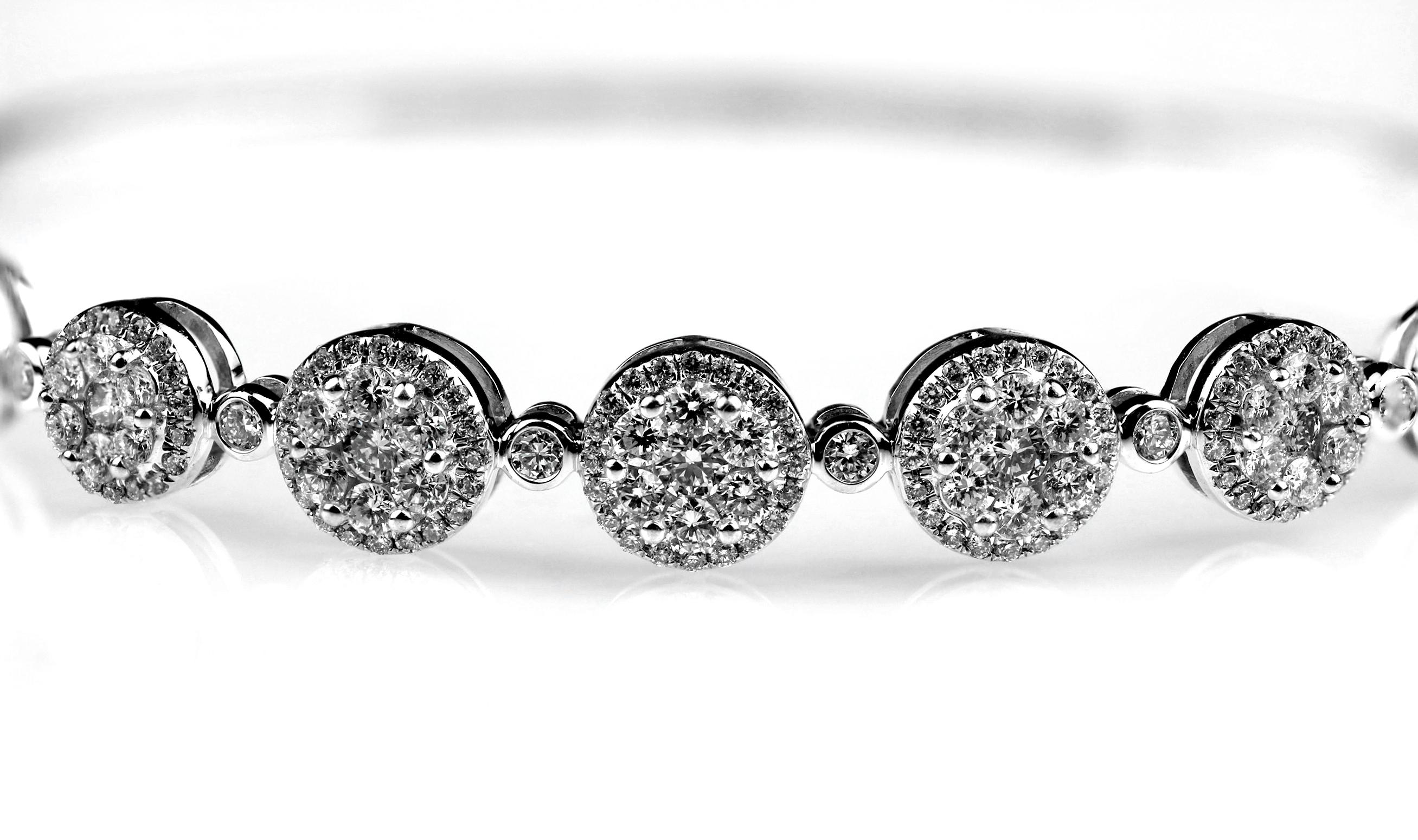 Modern Cluster Diamond Hinged Bangle in 18 Carat White Gold For Sale