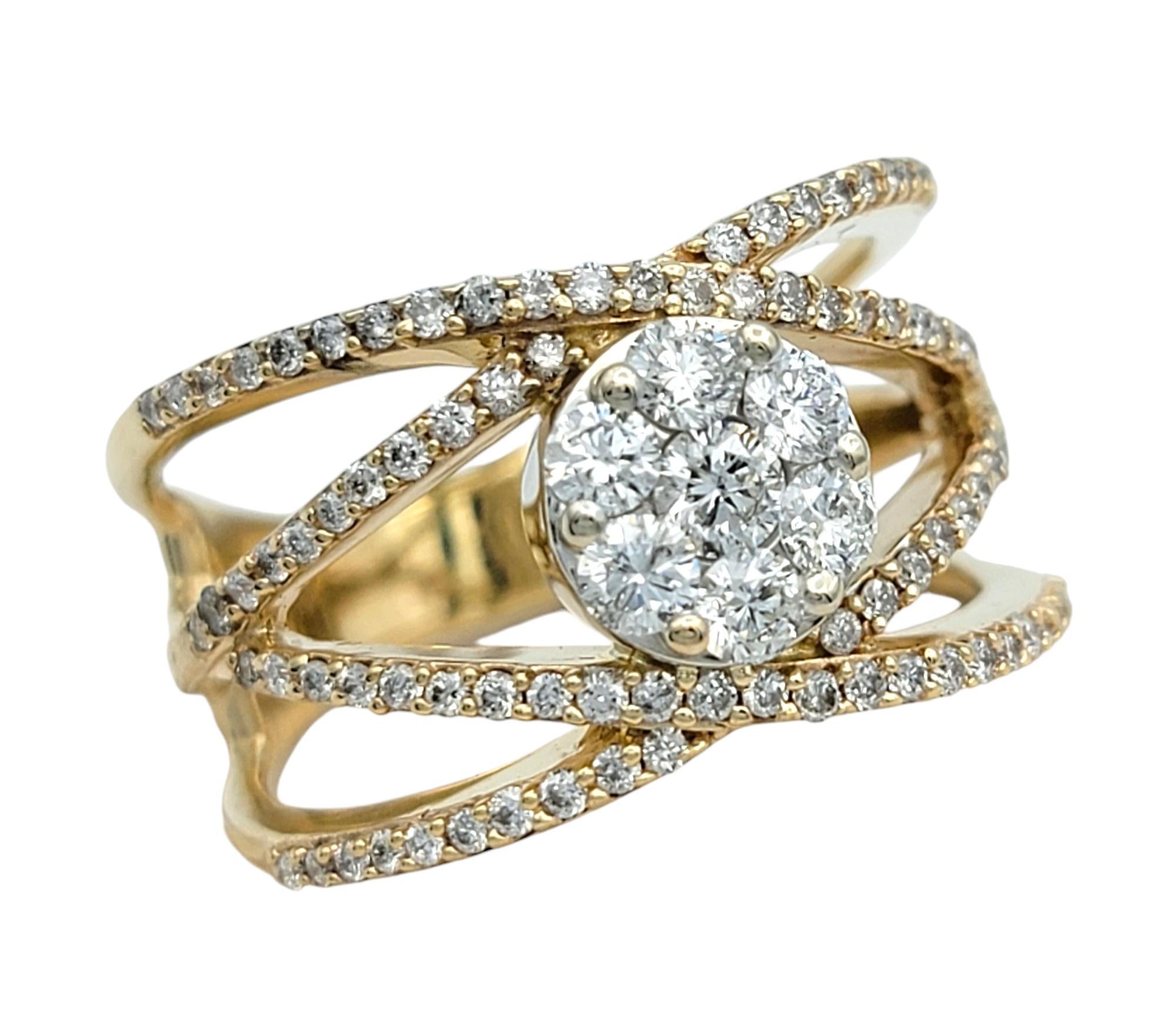 Taille de l'anneau : 7.75

Voici un véritable chef-d'œuvre d'élégance moderne : cette étonnante bague à large bande qui incarne à la fois la sophistication et l'éclat dans chaque détail. Cette bague exquise est ornée d'un luxueux anneau en or jaune