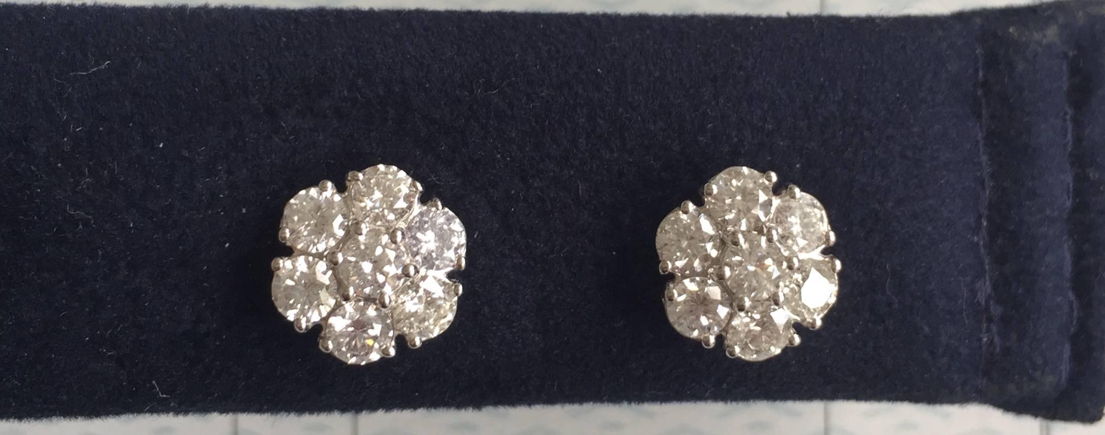 Moderne Boucles d'oreilles en diamants en grappe de 3 carats en vente