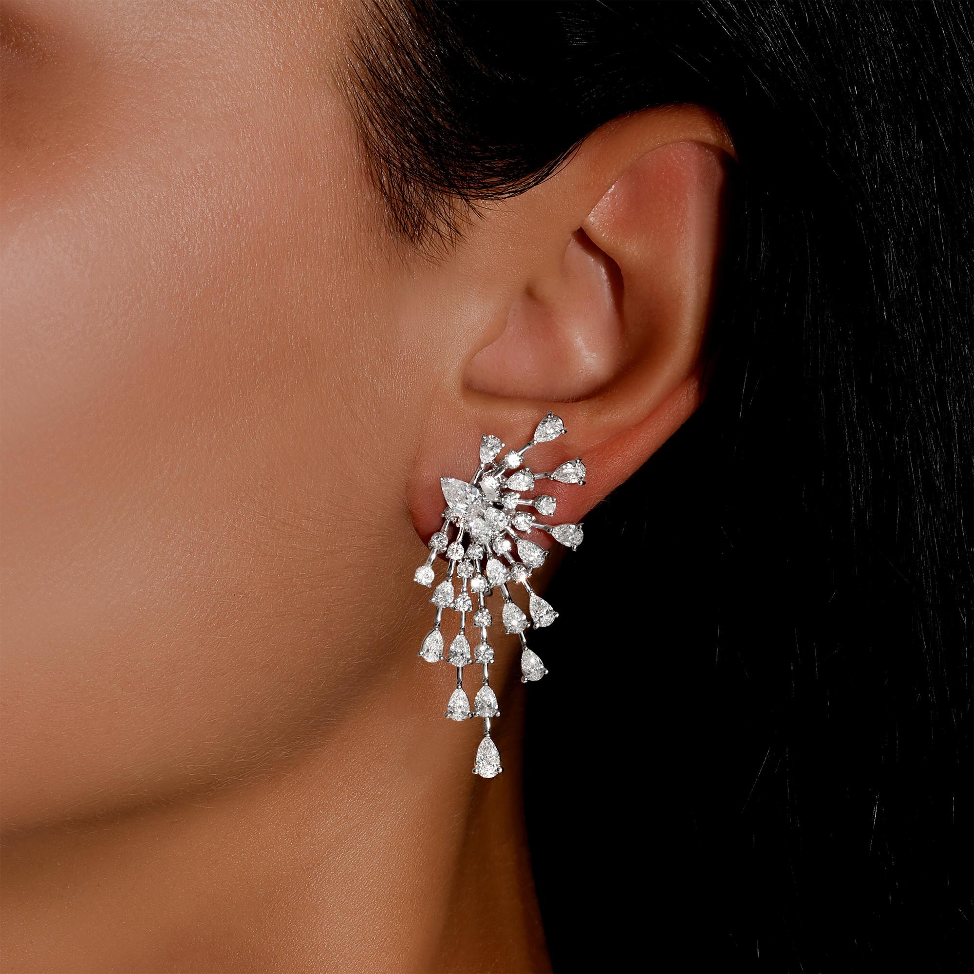 Il est accompagné d'une évaluation gemmologique par la GIA (GG/AJP).
Toutes les pierres précieuses sont naturelles
38 diamants taille poire = 4,93 carats
36 diamants ronds = 1,31 carats
Métal : Or blanc 18K