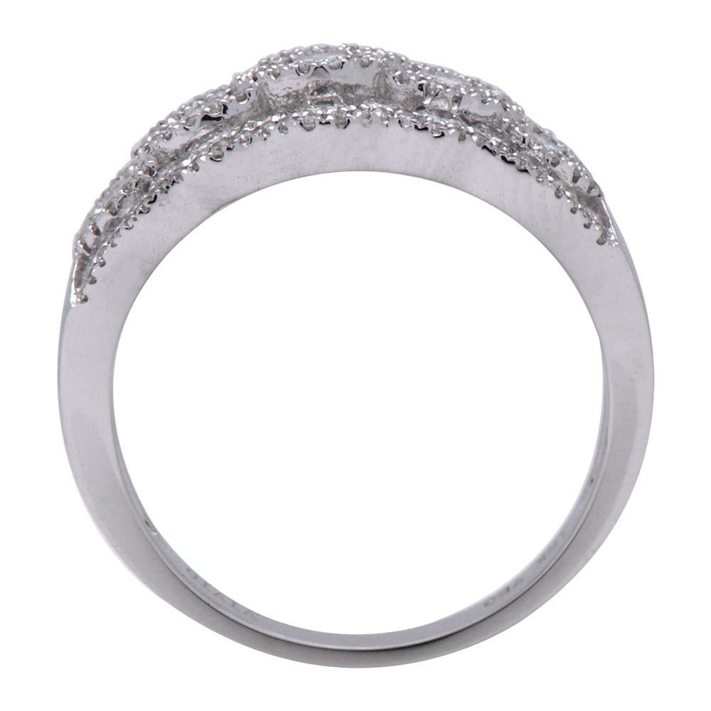 Dieser schöne Ring besteht aus 3,8 Gramm 18 Karat Weißgold. In das Gold sind 145 runde Diamanten der Farbe G (VS2) in verschiedenen Größen eingefasst, die in einem atemberaubenden Muster angeordnet sind, wobei die größeren Diamanten von kleineren