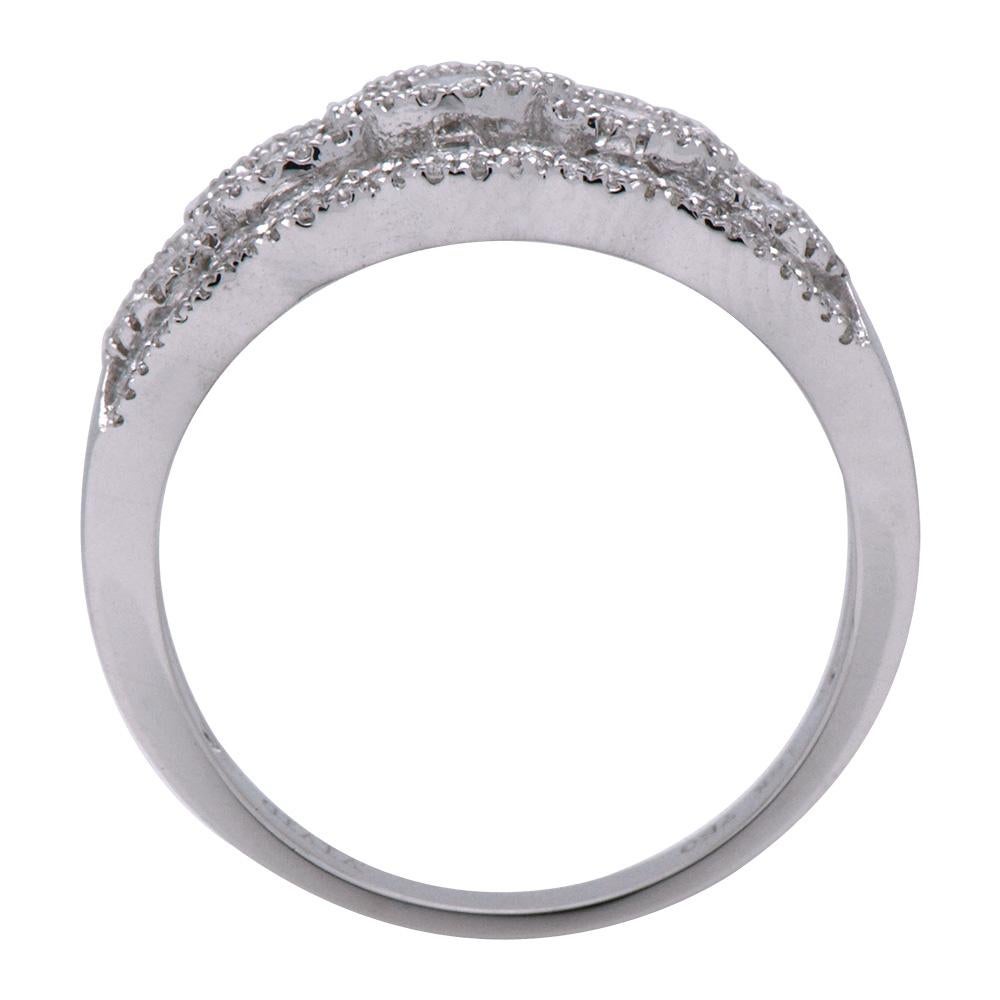 Questo bellissimo anello è realizzato con 3,8 grammi di oro bianco 18 carati. Nell'oro sono incastonati 145 diamanti rotondi VS2, di colore G, di varie dimensioni, raggruppati in uno splendido disegno con diamanti più grandi a raggiera e delineati
