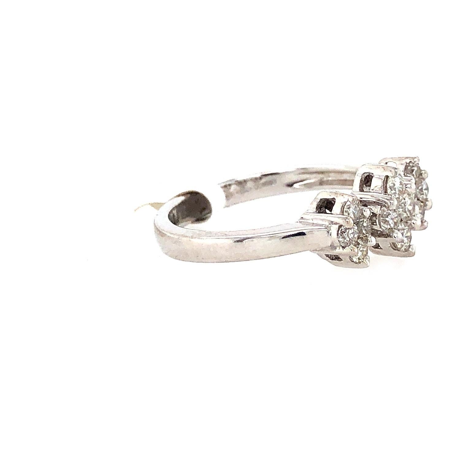 Cluster Diamond Ring Made In 18k White Gold In New Condition For Sale In New York, NY