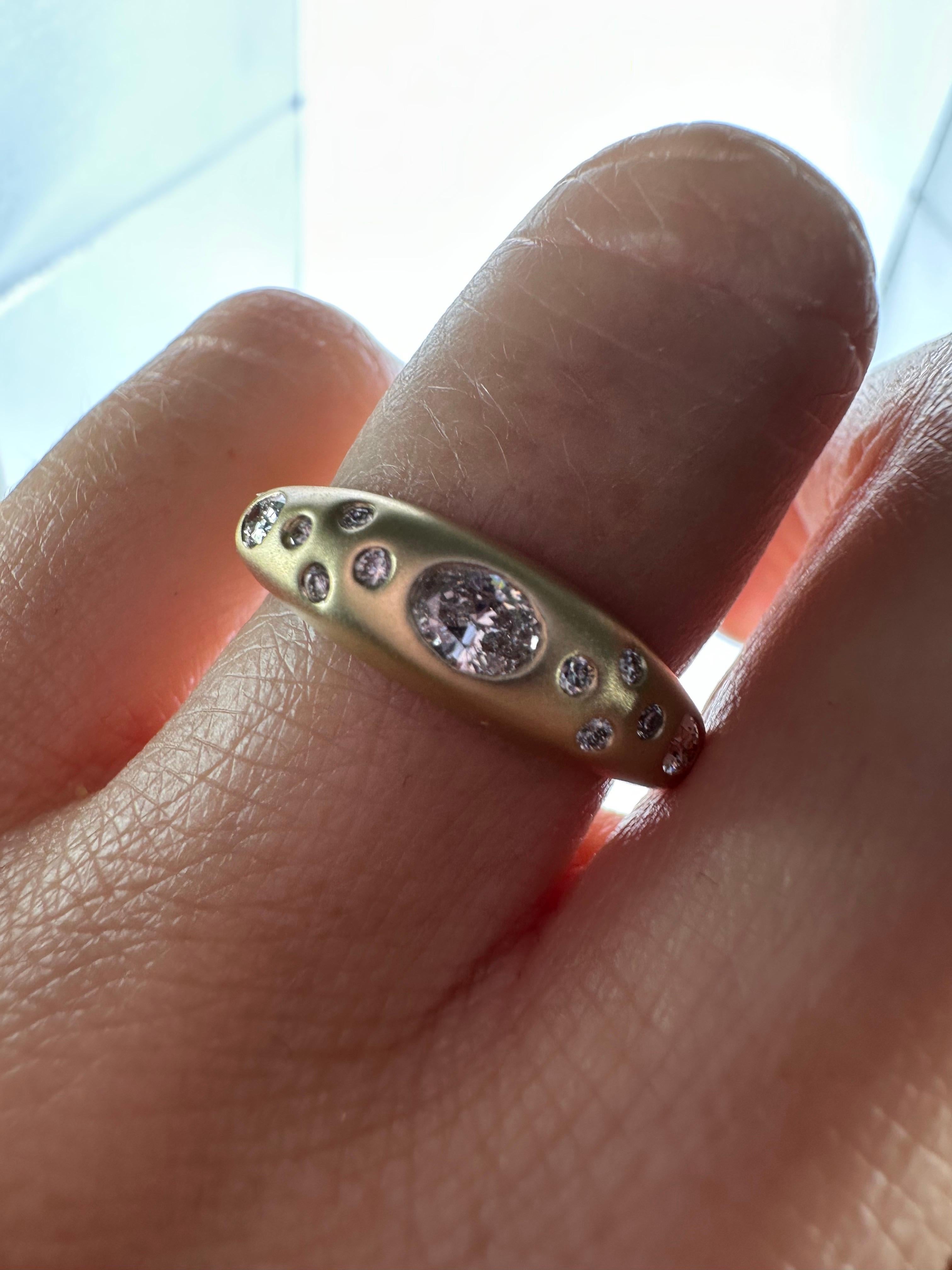 Superbe bague dôme avec un demi carat de diamants de pureté VS et de couleur F-G. La bague a une finition mate unique et semble absolument luxueuse lorsqu'elle est portée au doigt ! La taille peut être redimensionnée.


CE QUE VOUS OBTENEZ À LA