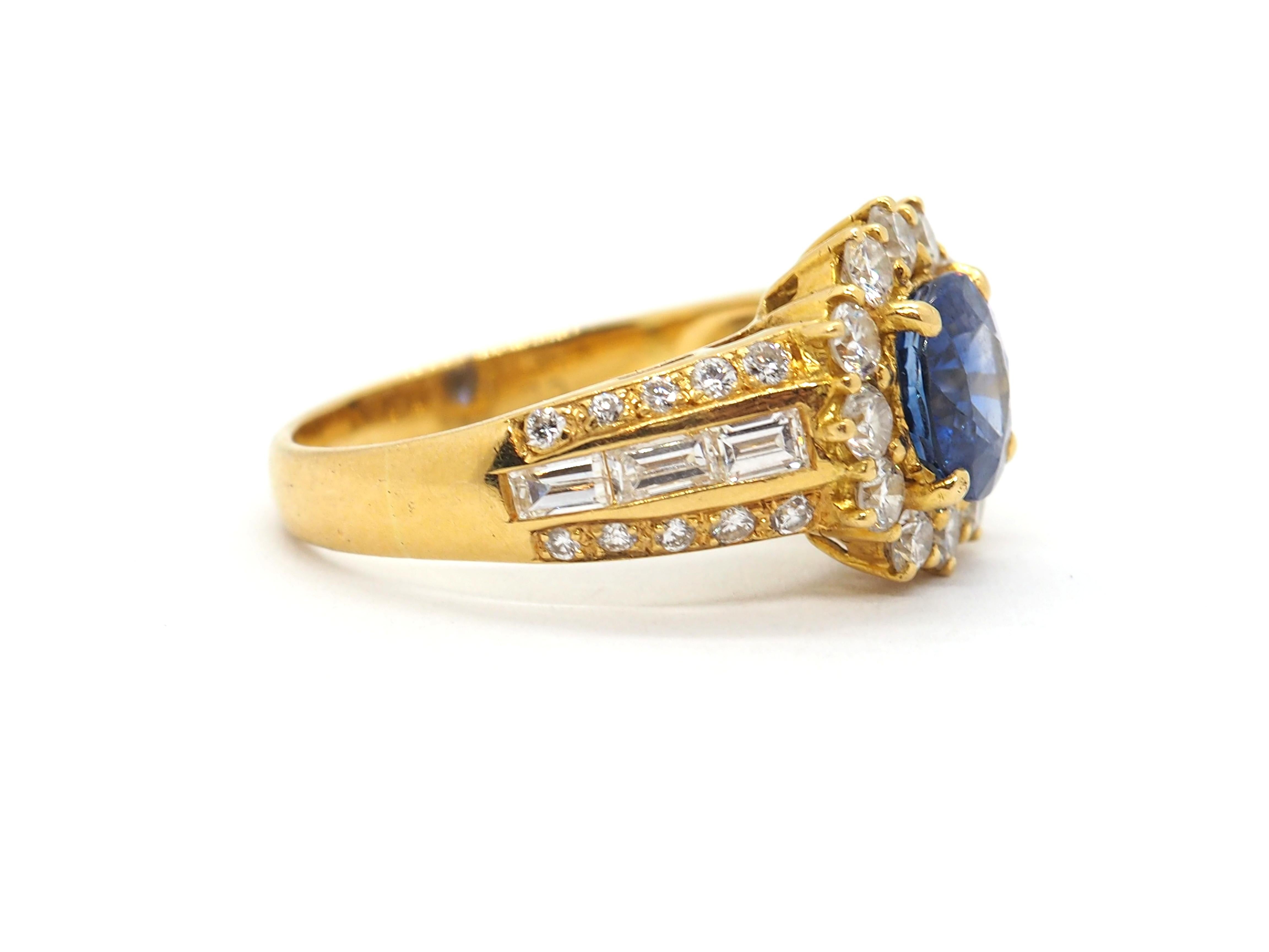 Cluster-Diamant-Saphir-Ring aus 18 Karat Gelbgold im Zustand „Hervorragend“ im Angebot in Geneva, CH