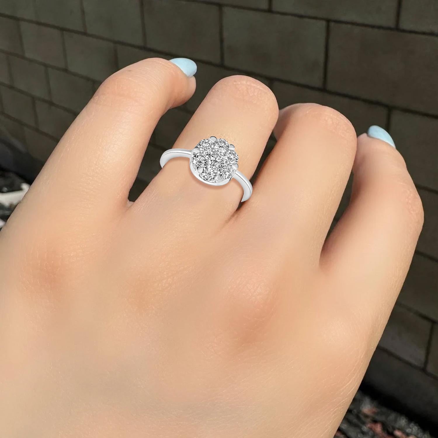 Una rivisitazione audace ma raffinata del classico solitario, questa fascia in oro bianco 18KT mette in mostra un brillante gruppo di diamanti per un totale di 0,96 carati. L'intricata incastonatura crea l'illusione di una pietra centrale più