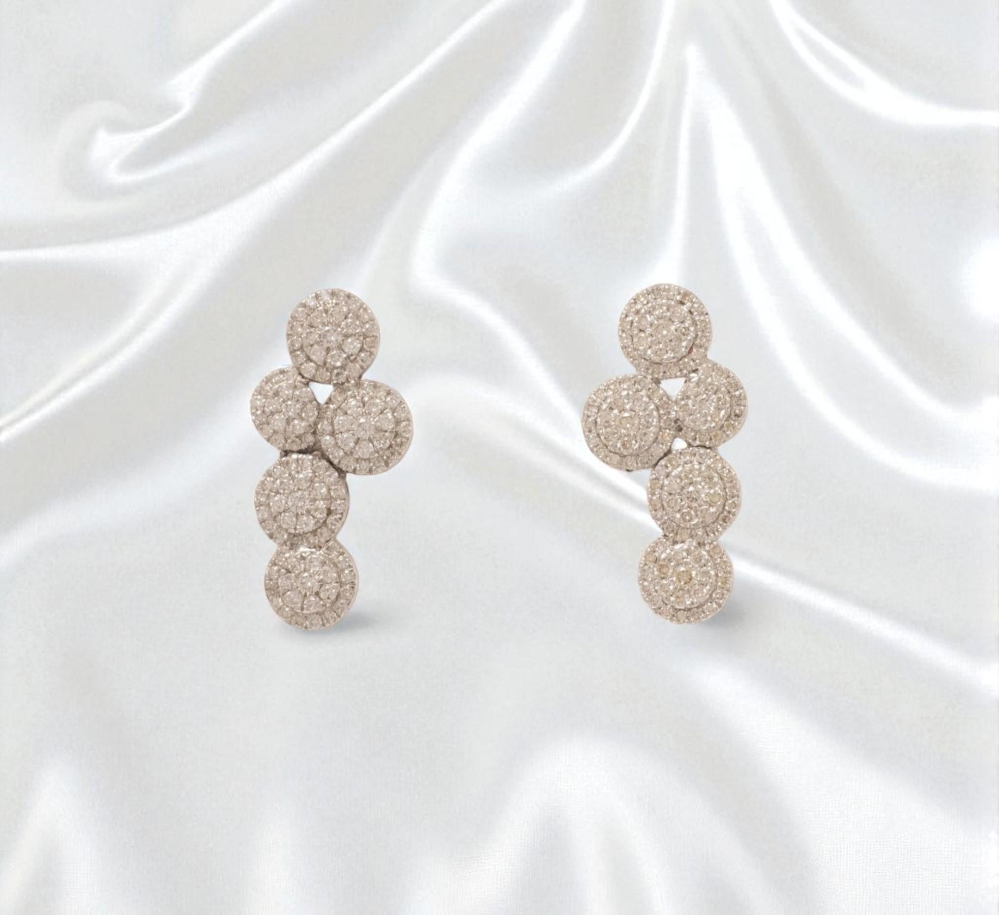 Pendientes de oro macizo de 14k con diamantes en racimo (certificados) en venta 2